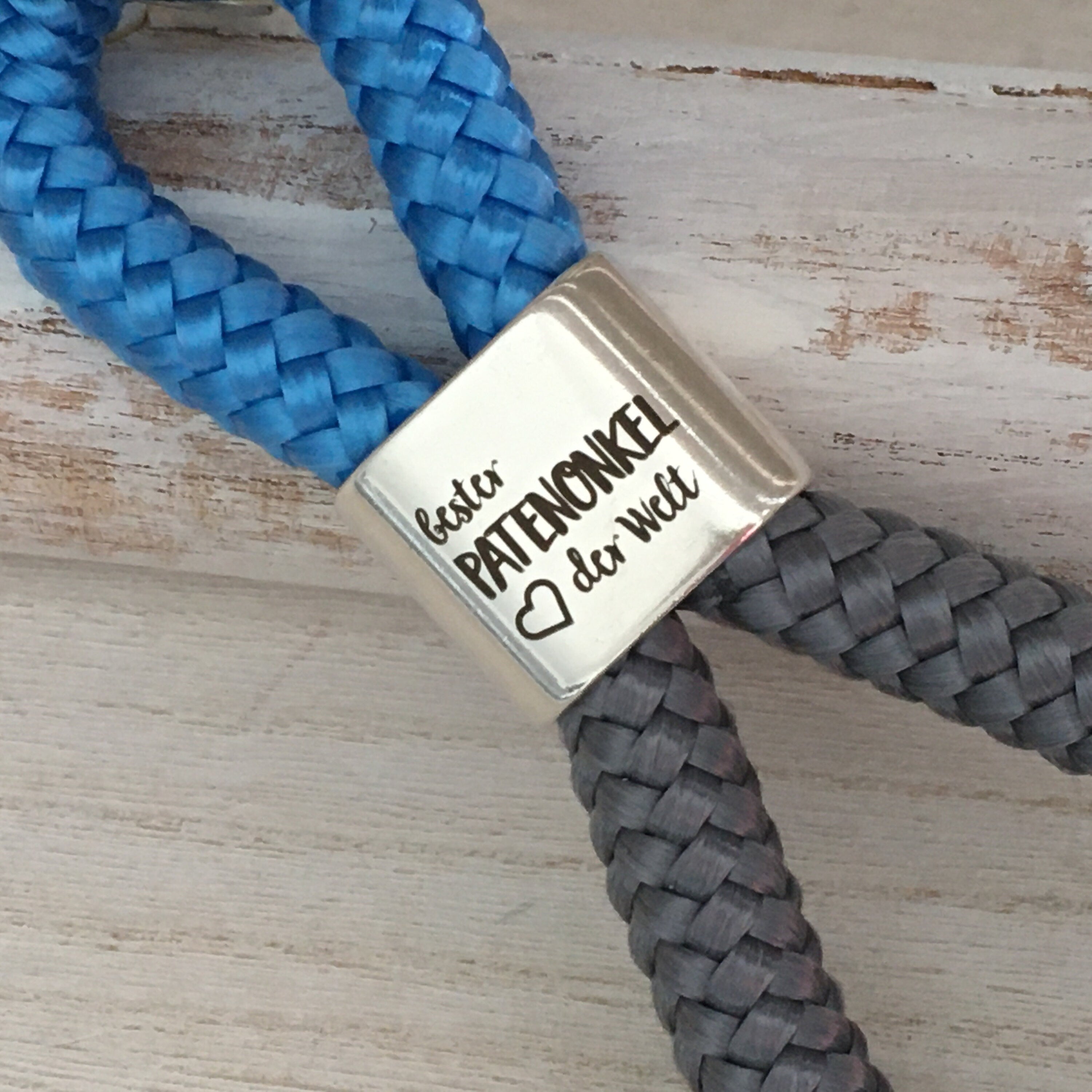 Schlüsselanhänger aus Segelseil mit versilbertem Zwischenstück mit Gravur "Bester Patenonkel der Welt" himmelblau/ grau