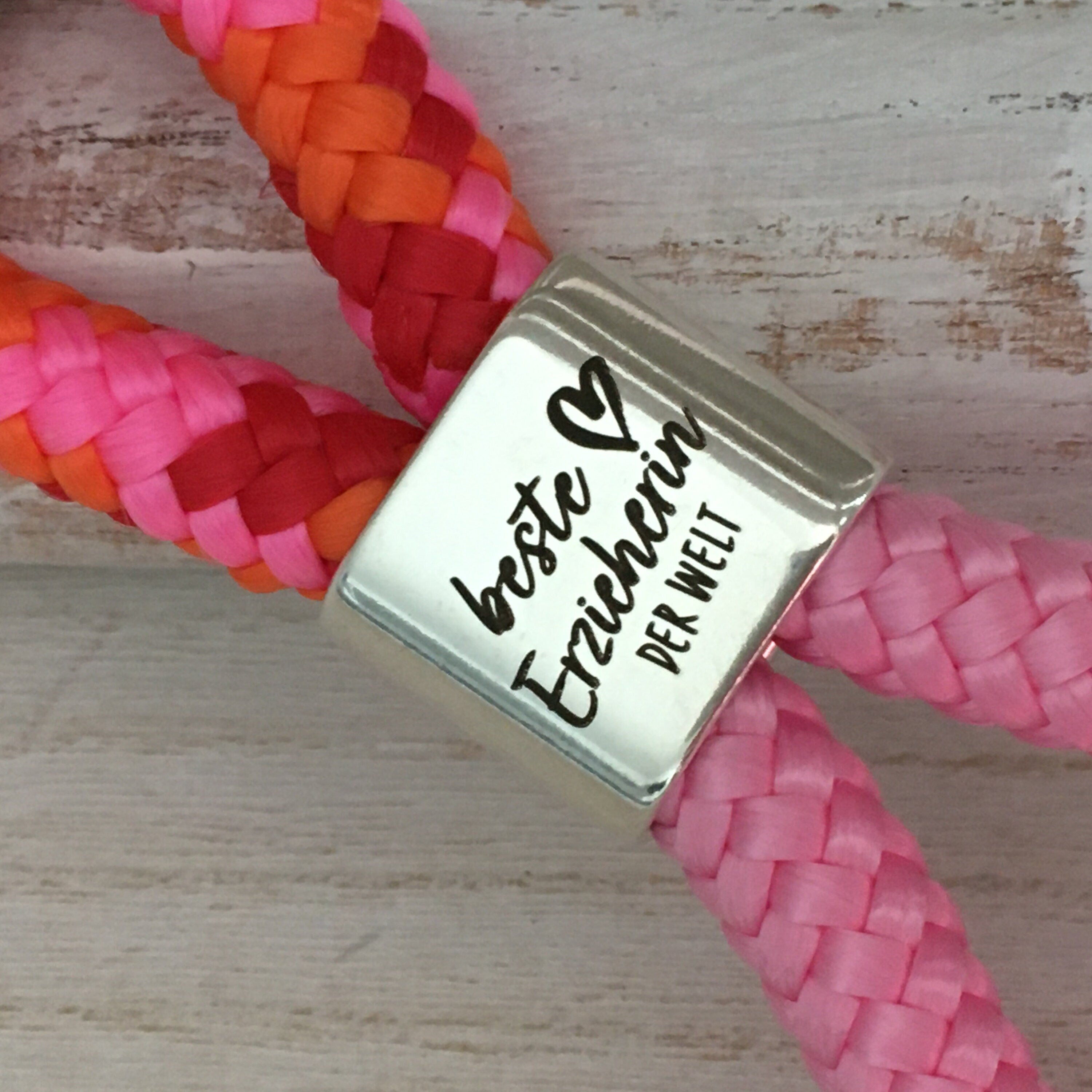 Schlüsselanhänger aus Segelseil mit versilbertem Zwischenstück mit Gravur "Beste Erzieherin der Welt" orange-rosa-rot-mix/ rosa