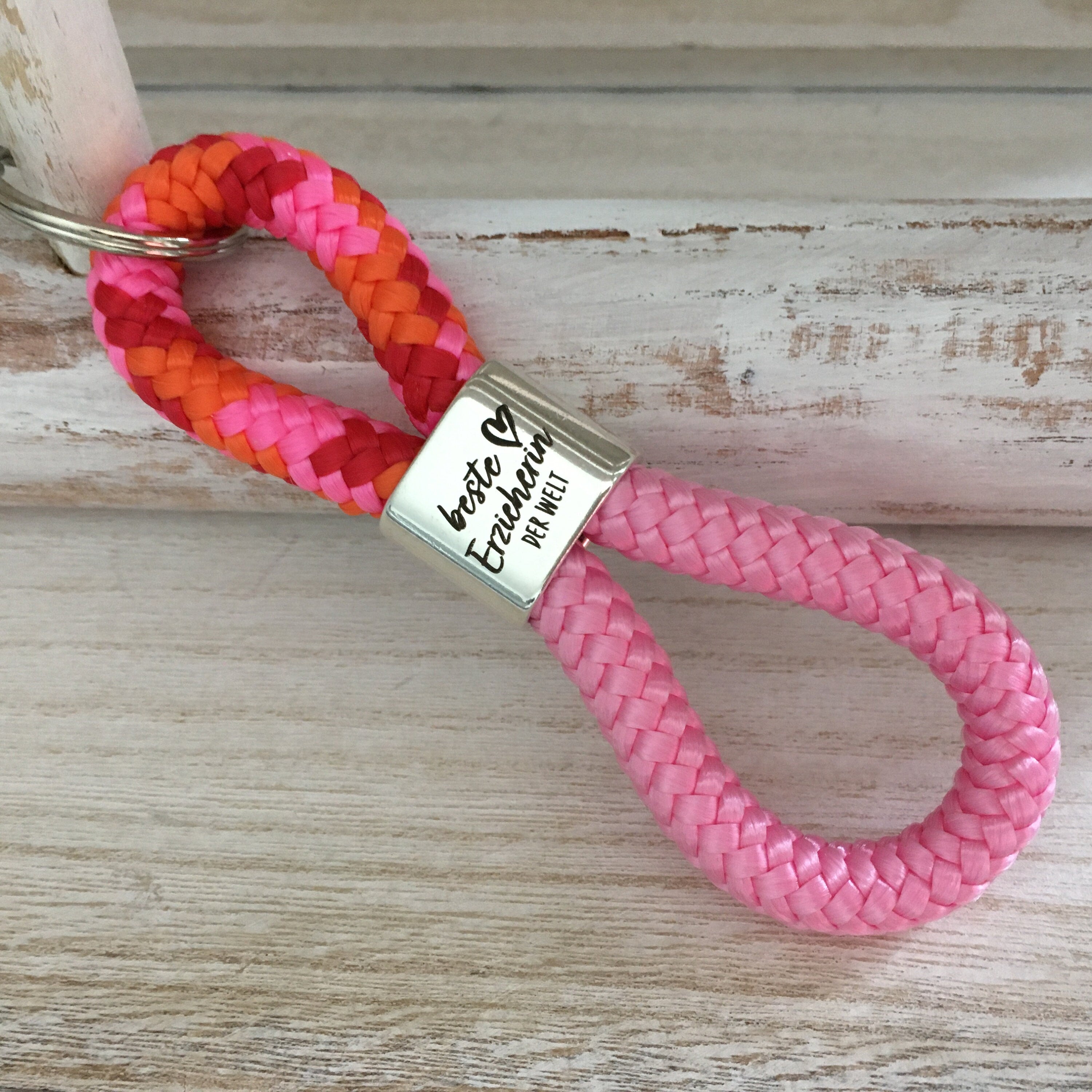 Schlüsselanhänger aus Segelseil mit versilbertem Zwischenstück mit Gravur "Beste Erzieherin der Welt" orange-rosa-rot-mix/ rosa