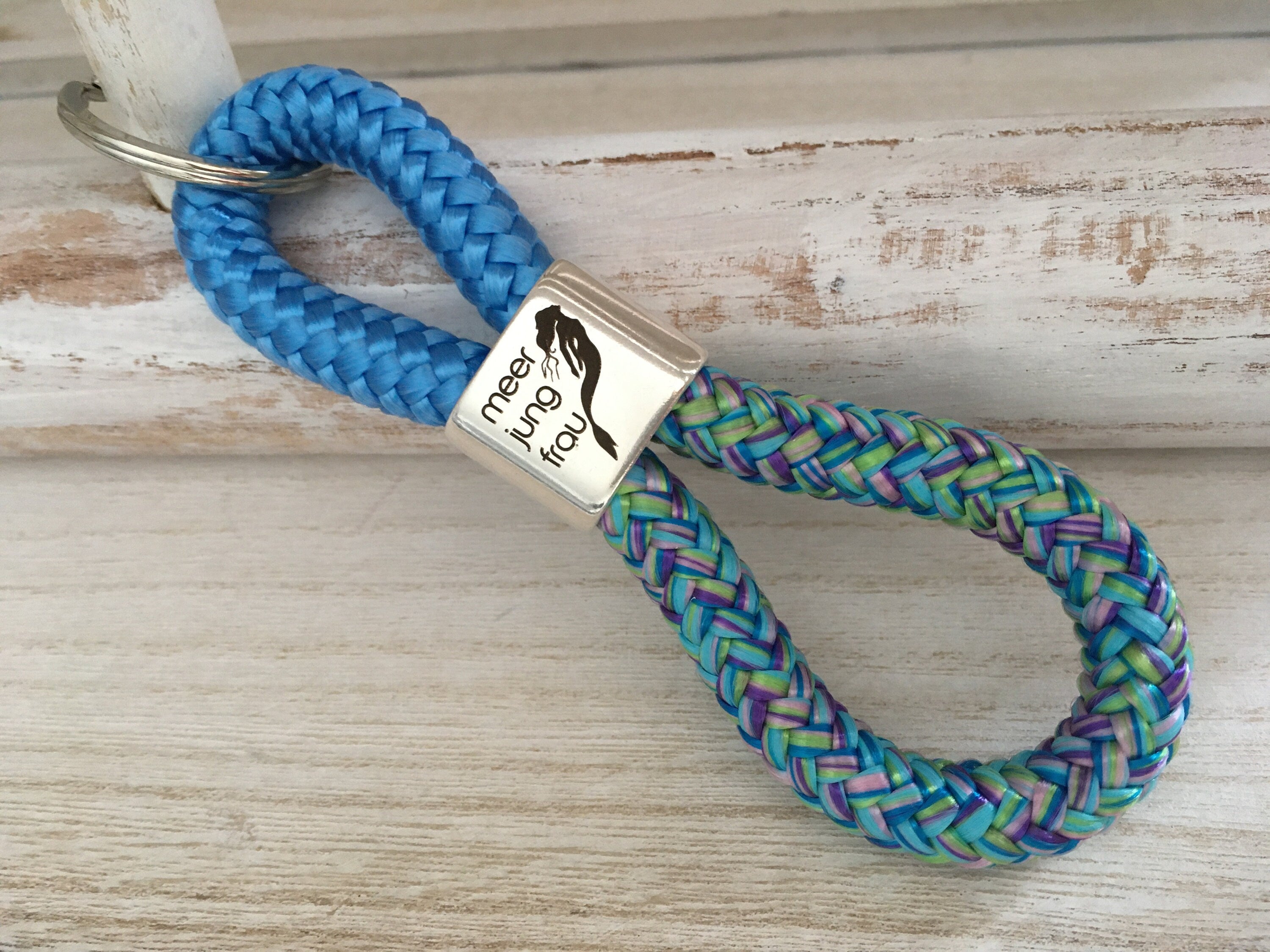Schlüsselanhänger aus Segelseil mit versilbertem Zwischenstück mit Gravur "Meerjungfrau", himmelblau/ mermaid