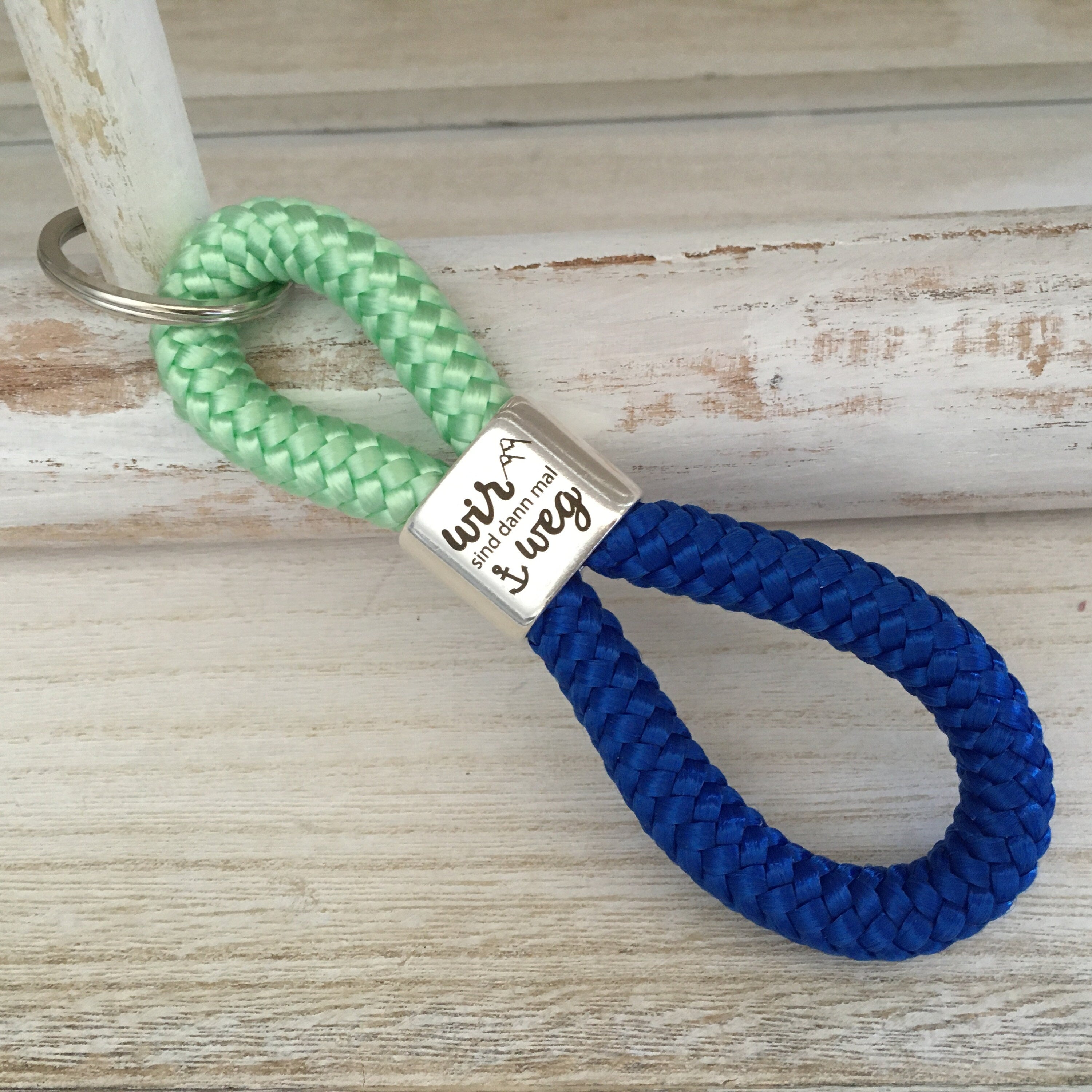Schlüsselanhänger aus Segelseil mit versilbertem Zwischenstück mit Gravur "Wir sind dann mal weg", pistazie/ blau