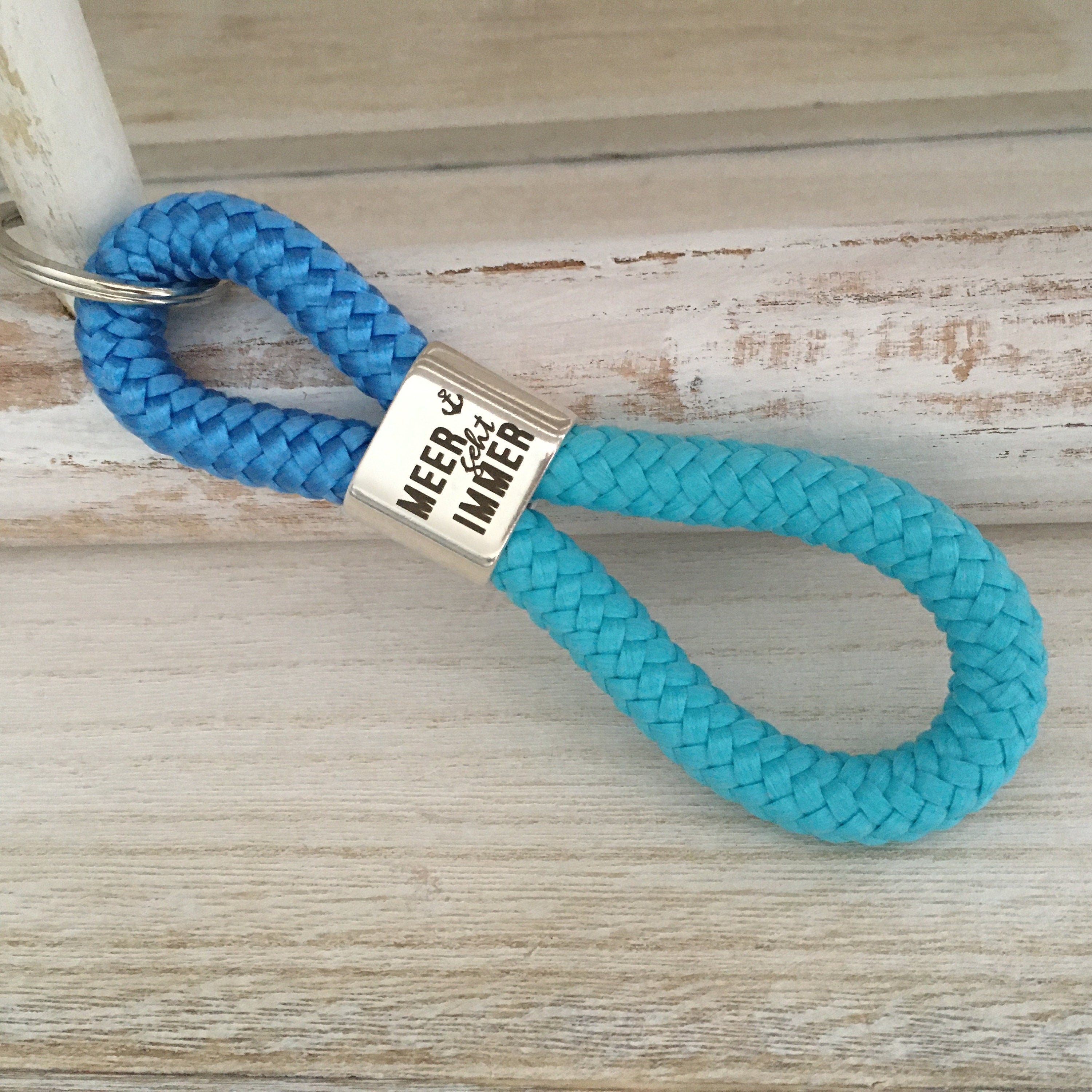 Schlüsselanhänger aus Segelseil mit versilbertem Zwischenstück mit Gravur "Meer geht immer", maritimer Schlüsselanhänger, himmelblau/ türkis