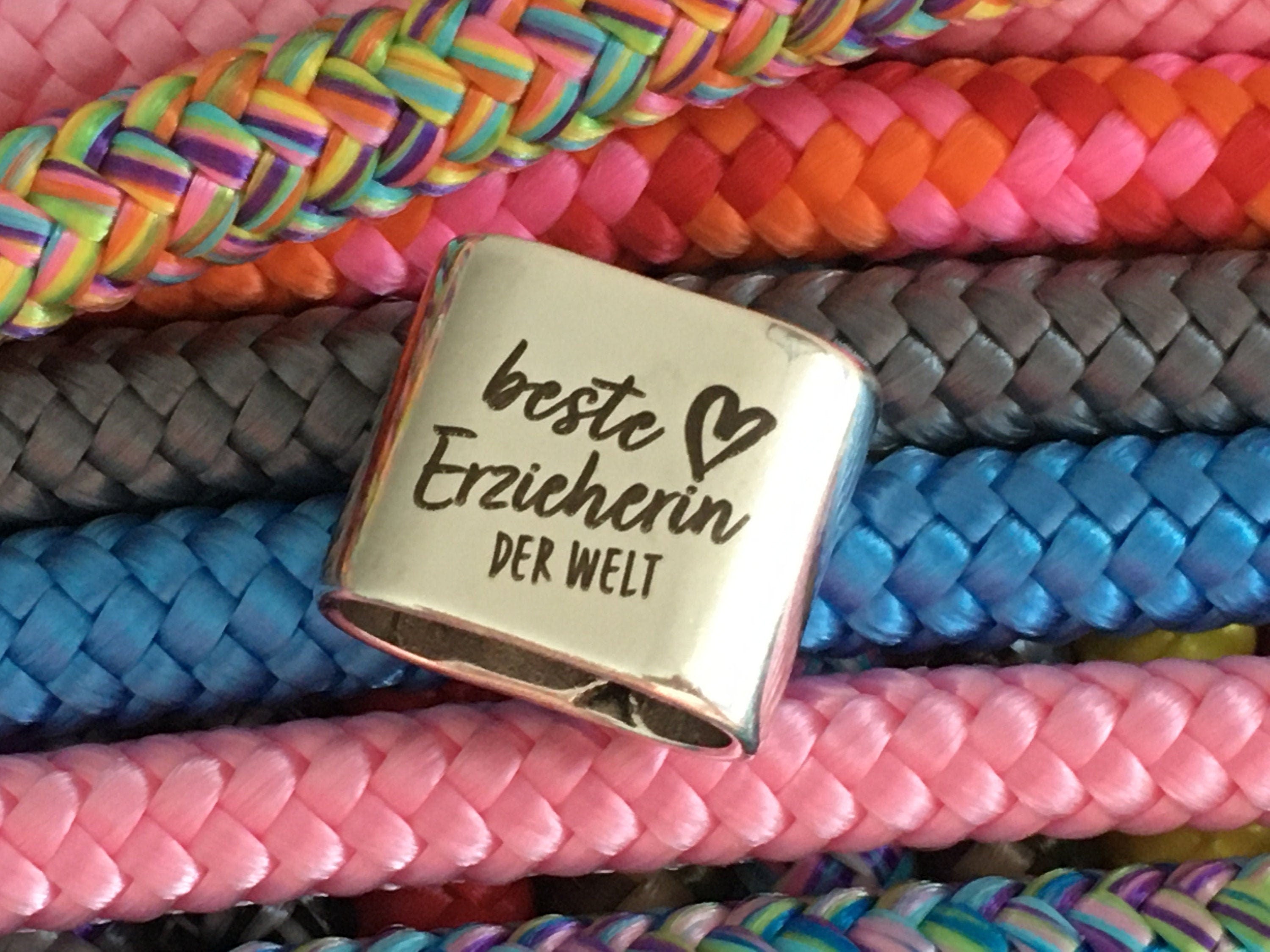Schlüsselanhänger aus Segelseil mit versilbertem Zwischenstück mit Gravur "Beste Erzieherin der Welt" in Wunschfarbe ganz individuell