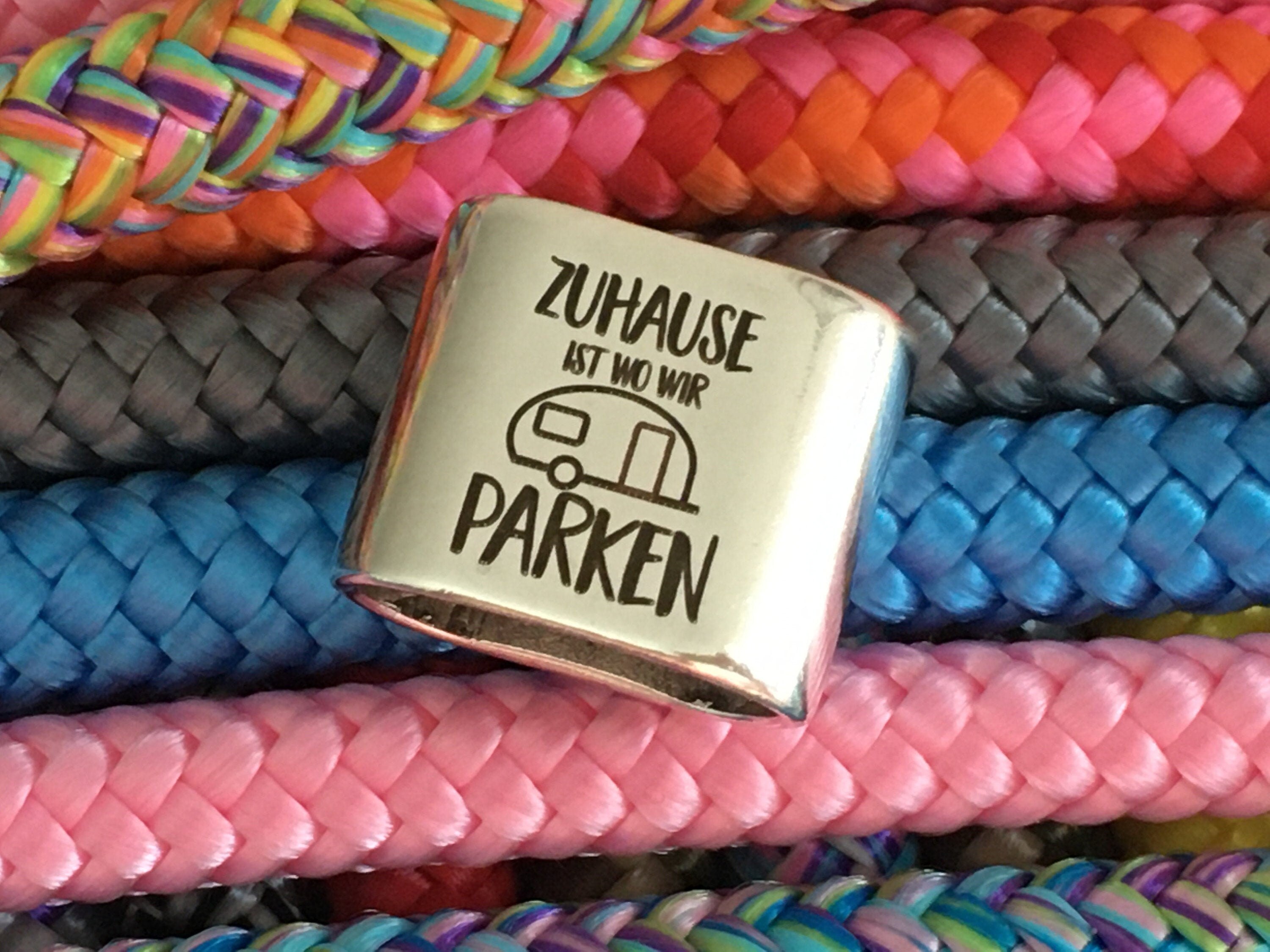 Schlüsselanhänger aus Segelseil mit versilbertem Zwischenstück mit Gravur "Zuhause ist wo wir parken" (Wohnwagen) in Wunschfarbe