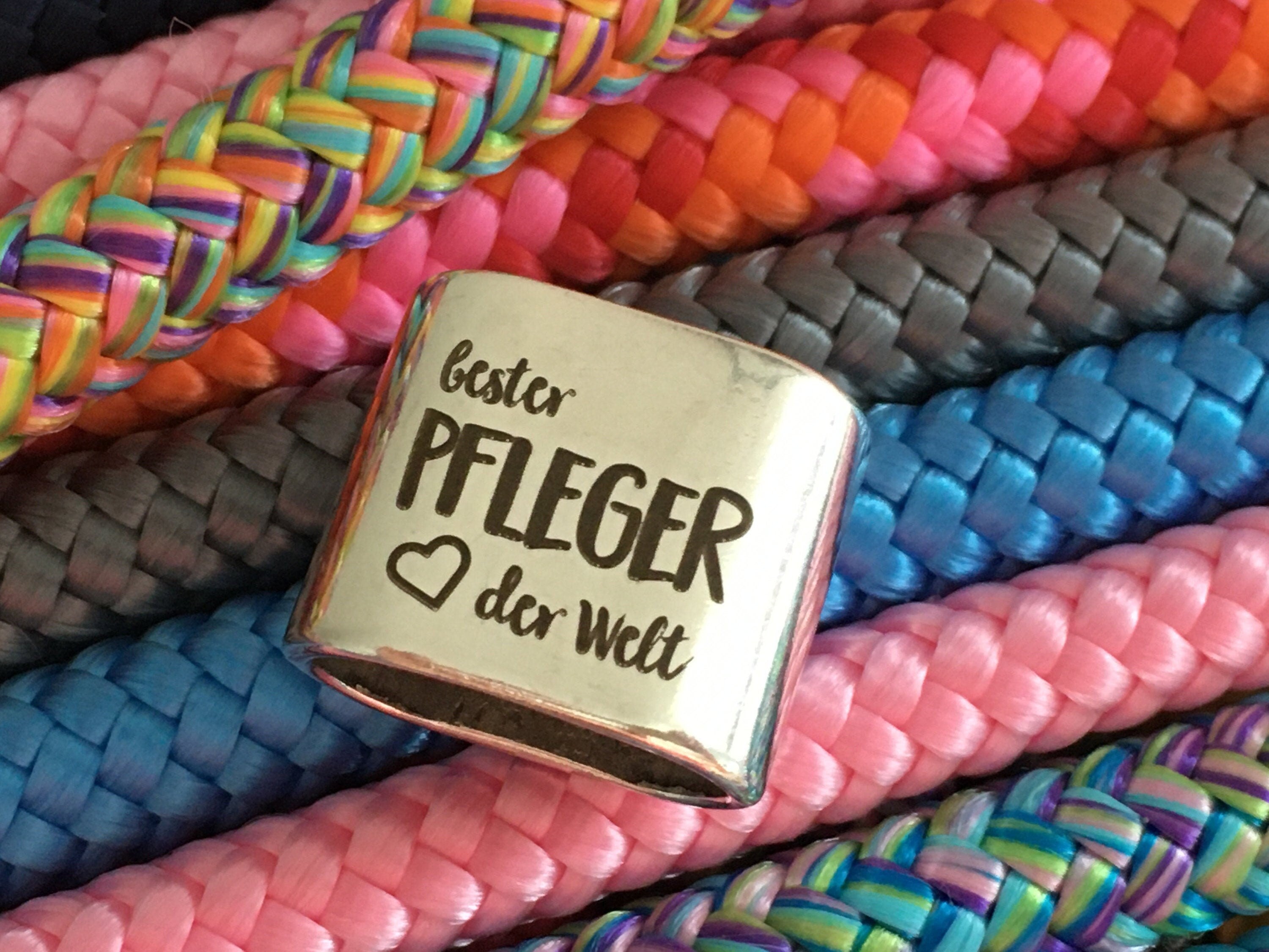 Schlüsselanhänger aus Segelseil mit versilbertem Zwischenstück mit Gravur "Bester Pfleger der Welt" in Wunschfarbe ganz individuell