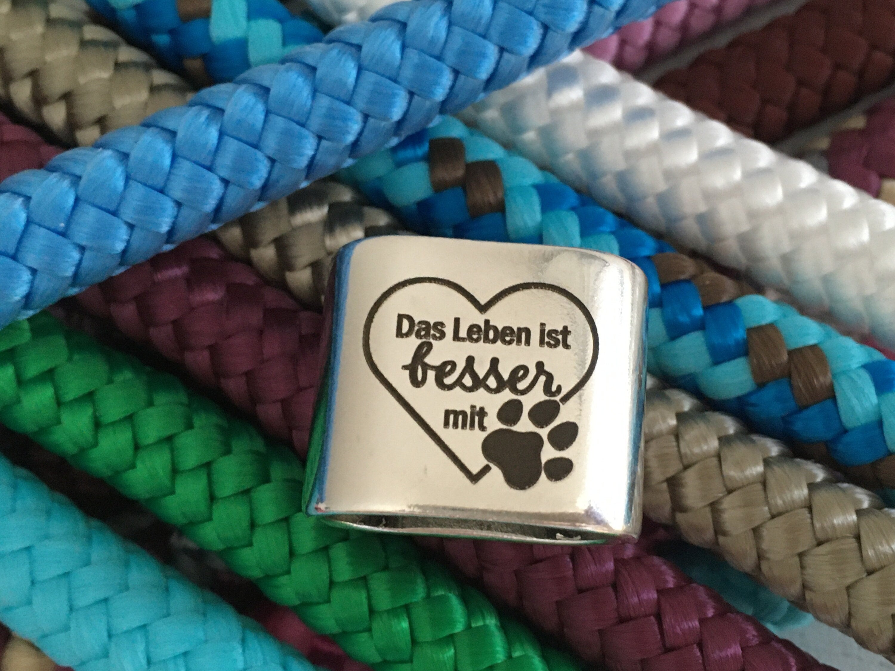 Schlüsselanhänger aus Segelseil mit versilbertem Zwischenstück mit Gravur "Das Leben ist besser mit ..." in Wunschfarbe ganz individuell