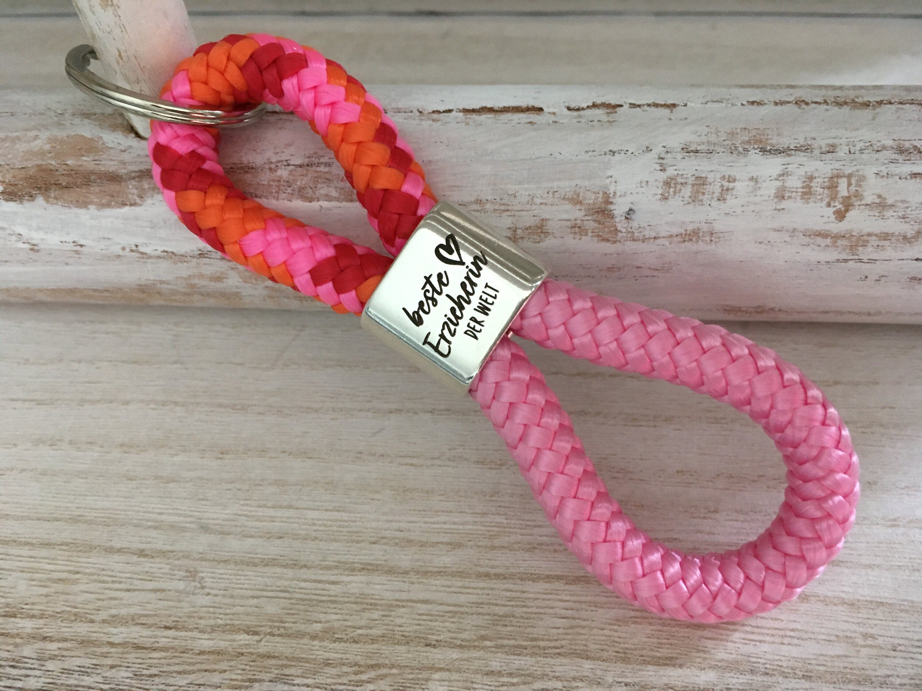 Schlüsselanhänger aus Segelseil mit versilbertem Zwischenstück mit Gravur "Beste Erzieherin der Welt" orange-rosa-rot-mix/ rosa