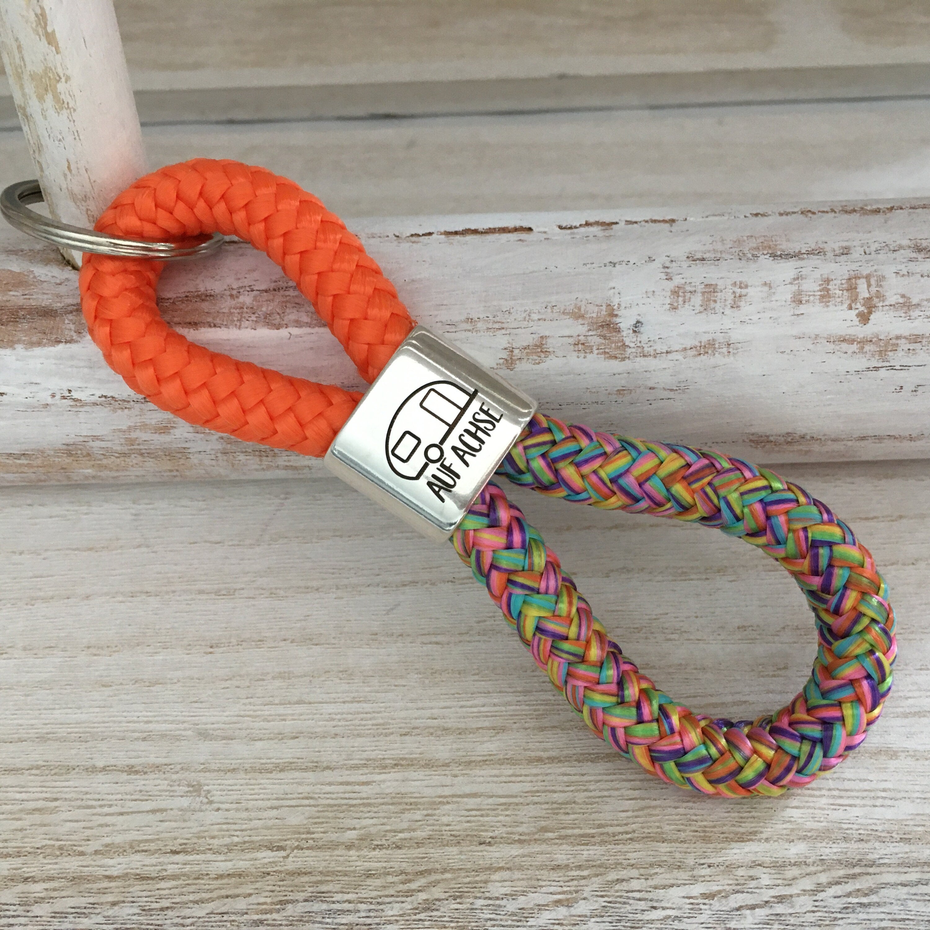 Schlüsselanhänger aus Segelseil mit versilbertem Zwischenstück mit Gravur "Auf Achse" (Wohnwagen), orange/ flower power