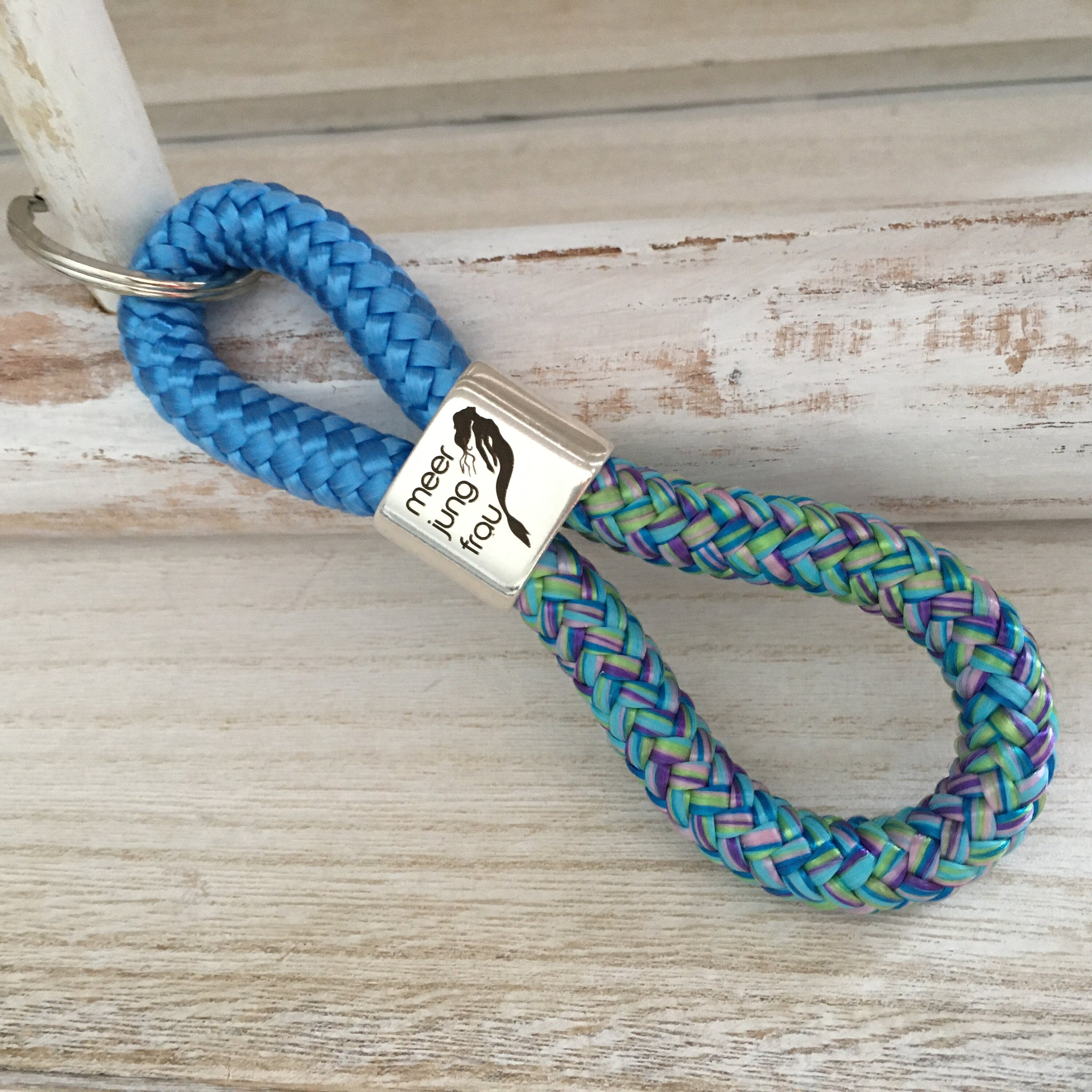 Schlüsselanhänger aus Segelseil mit versilbertem Zwischenstück mit Gravur "Meerjungfrau", himmelblau/ mermaid