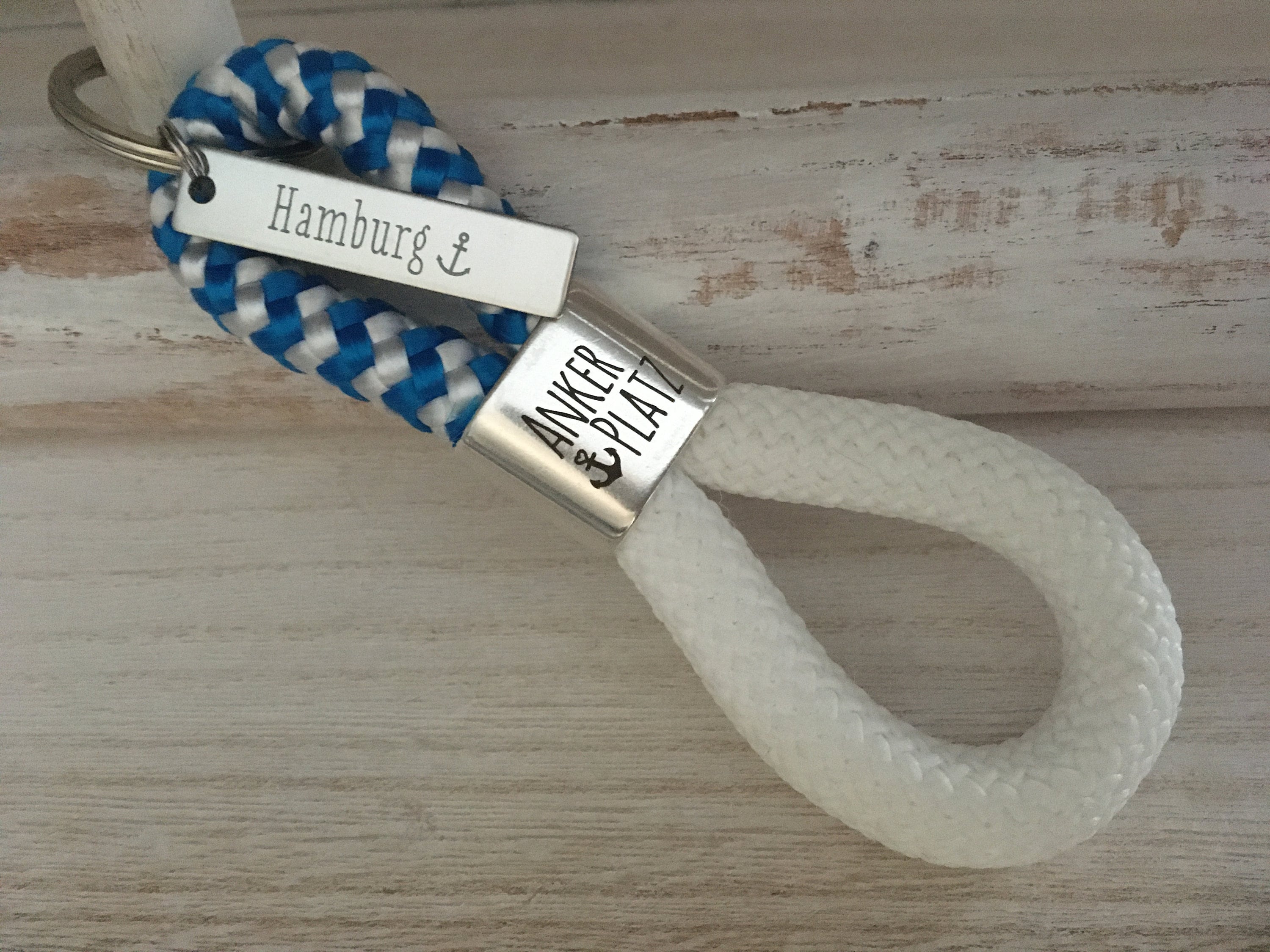 Schlüsselanhänger aus Segelseil mit versilbertem Zwischenstück nach Wunsch und Edelstahlanhänger "Sylt" ganz individuell