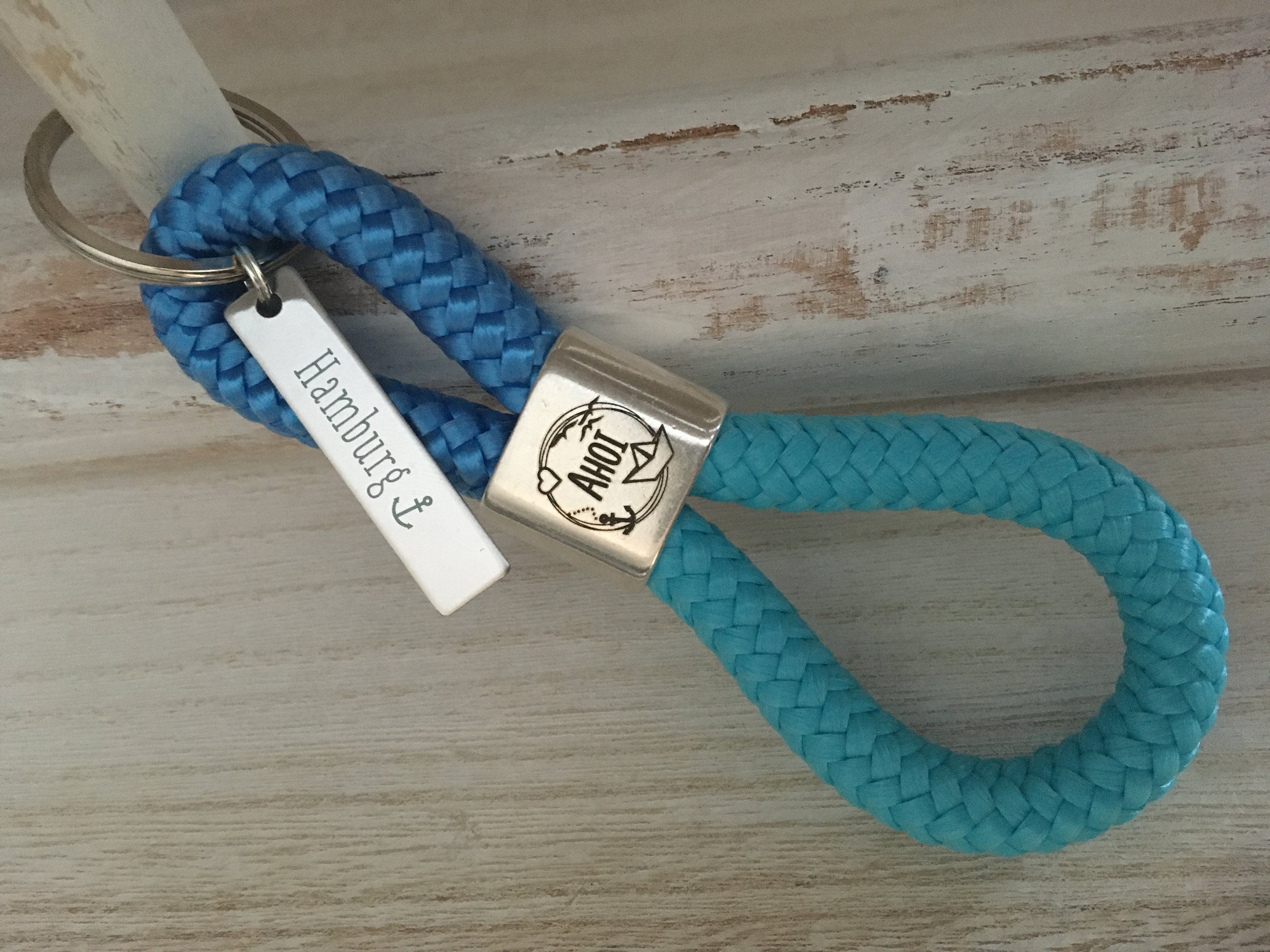 Schlüsselanhänger aus Segelseil mit versilbertem Zwischenstück nach Wunsch und Edelstahlanhänger "Sylt" ganz individuell