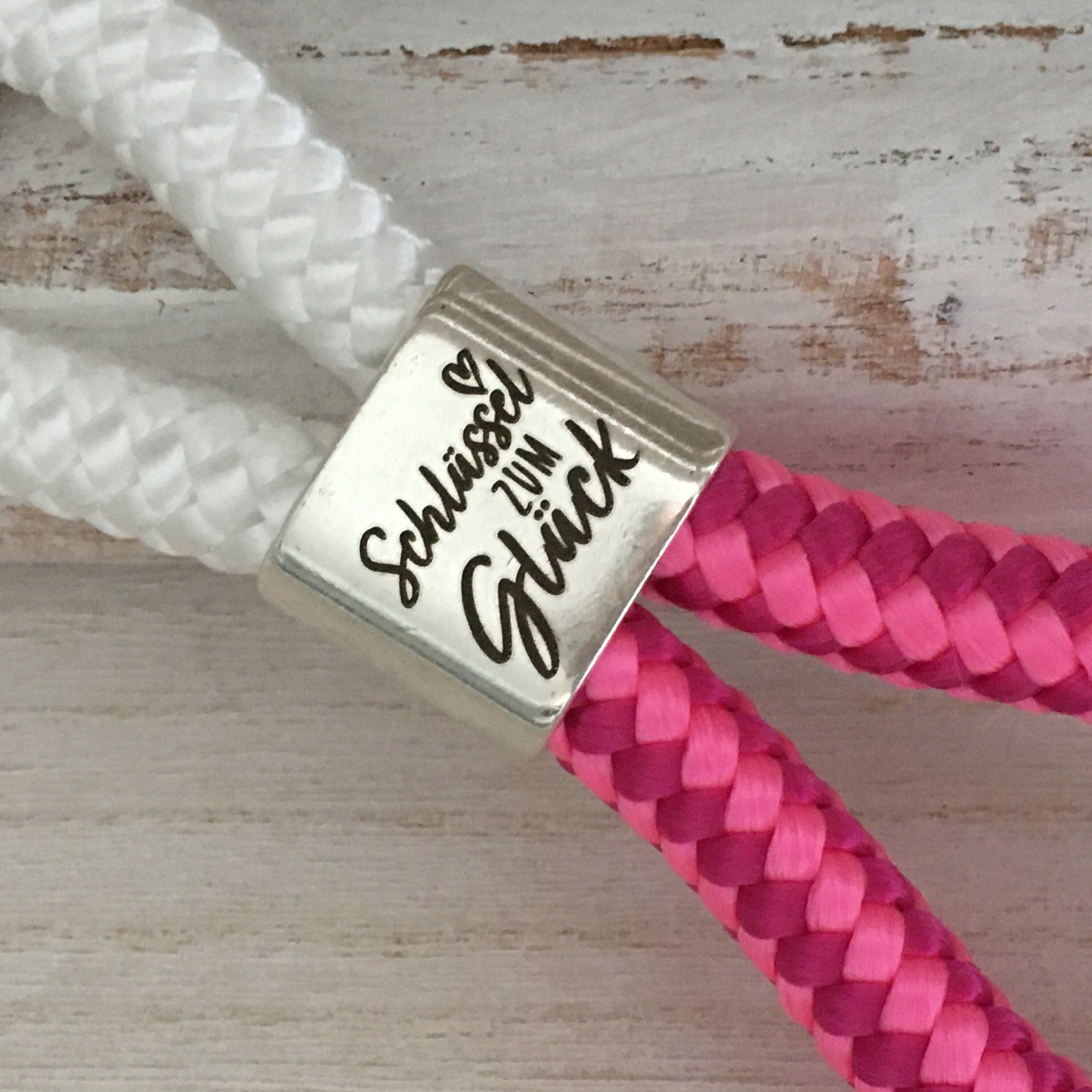 Schlüsselanhänger aus Segelseil mit versilbertem Zwischenstück mit Gravur "Schlüssel zum Glück", weiß/ pink-mix