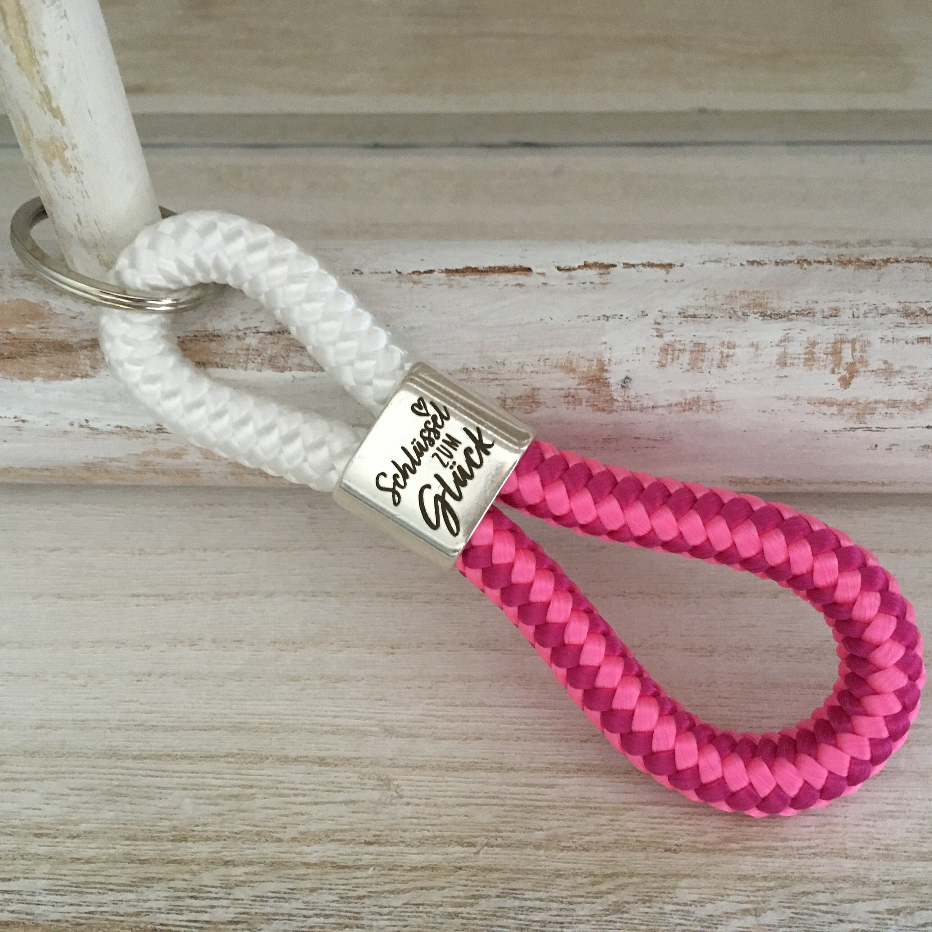 Schlüsselanhänger aus Segelseil mit versilbertem Zwischenstück mit Gravur "Schlüssel zum Glück", weiß/ pink-mix