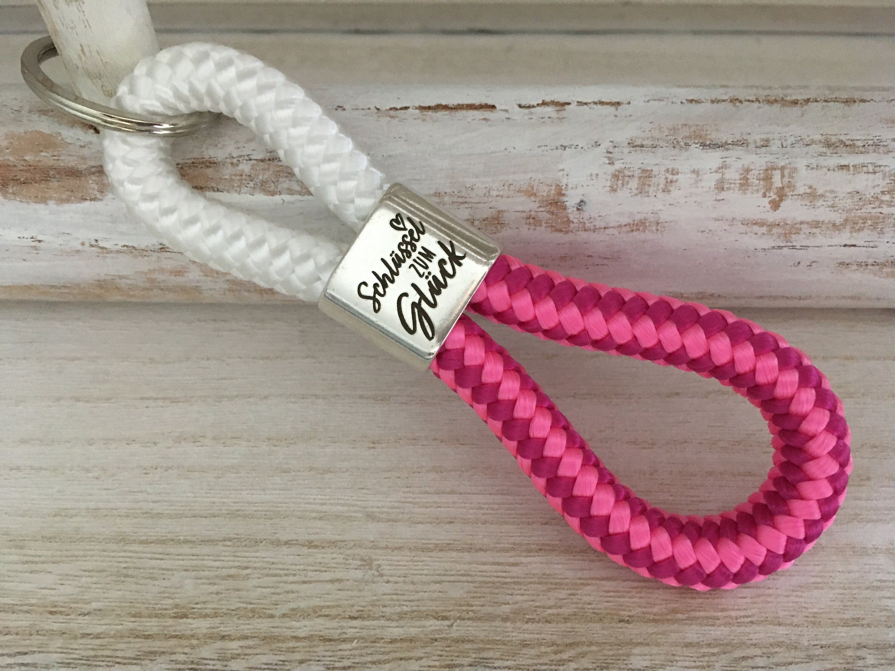 Schlüsselanhänger aus Segelseil mit versilbertem Zwischenstück mit Gravur "Schlüssel zum Glück", weiß/ pink-mix