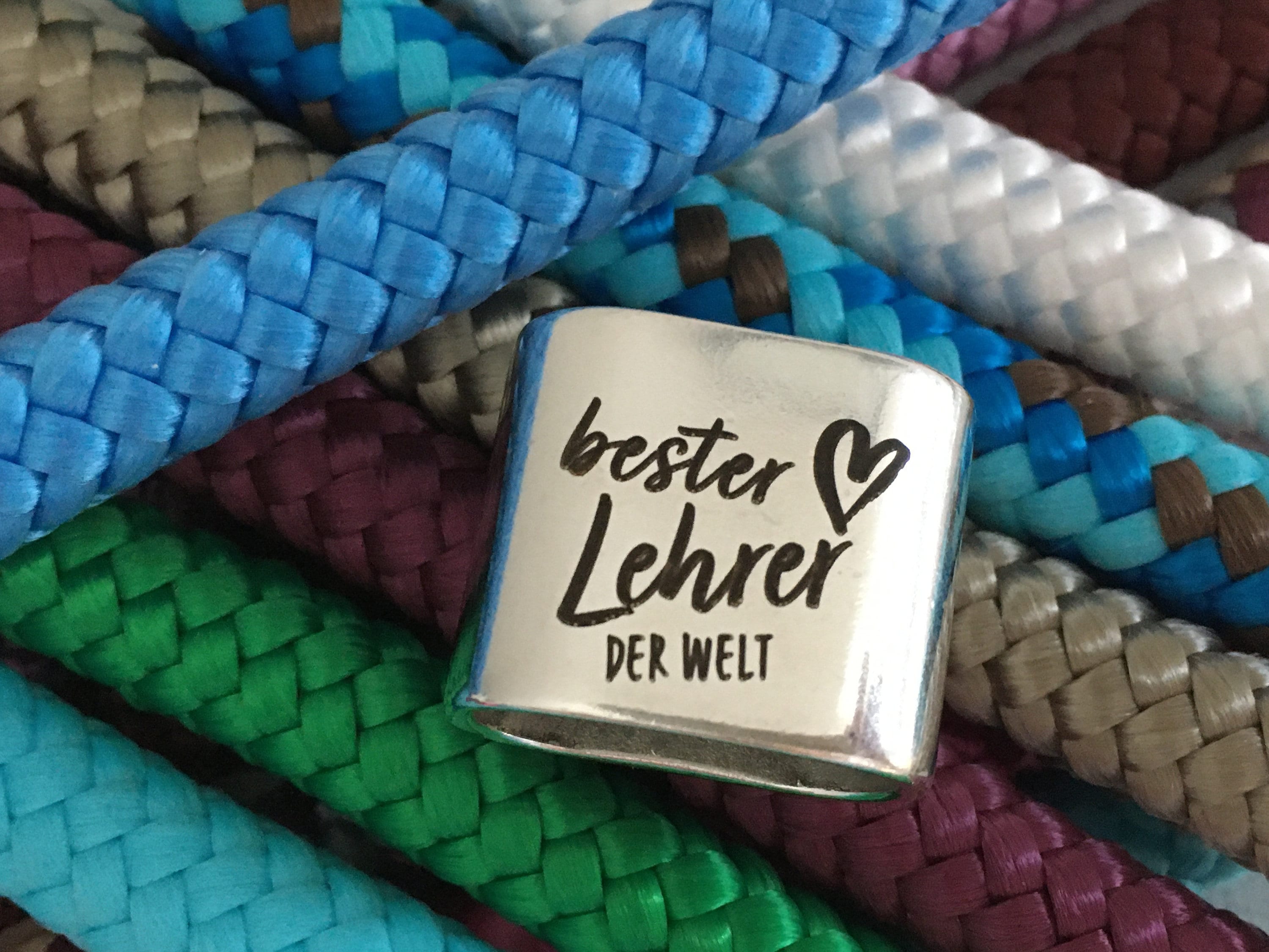 Schlüsselanhänger aus Segelseil mit versilbertem Zwischenstück mit Gravur "Bester Lehrer der Welt" in Wunschfarbe ganz individuell