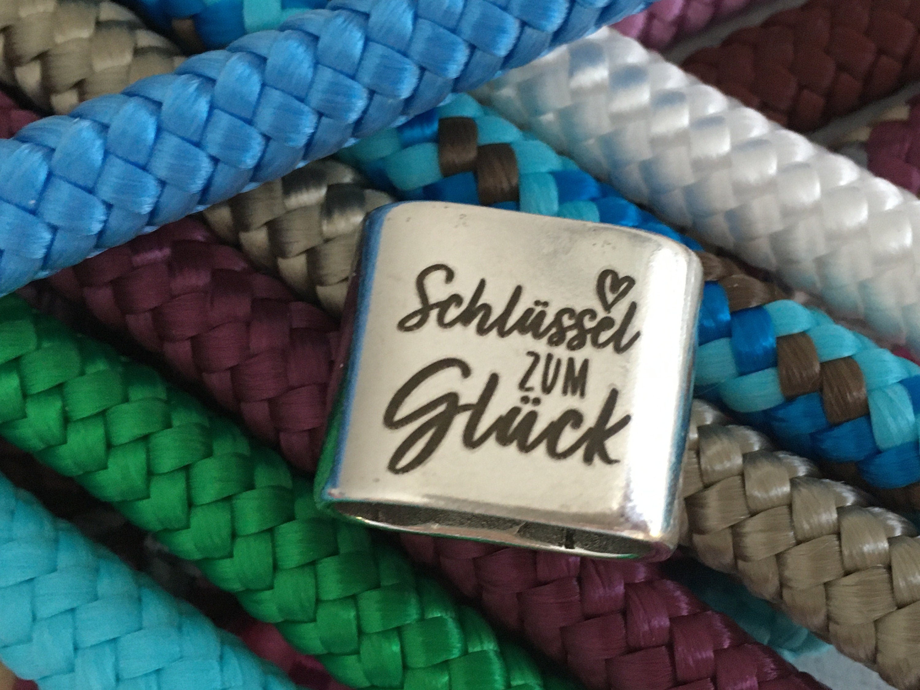 Schlüsselanhänger aus Segelseil mit versilbertem Zwischenstück mit Gravur "Schlüssel zum Glück" in Wunschfarbe ganz individuell