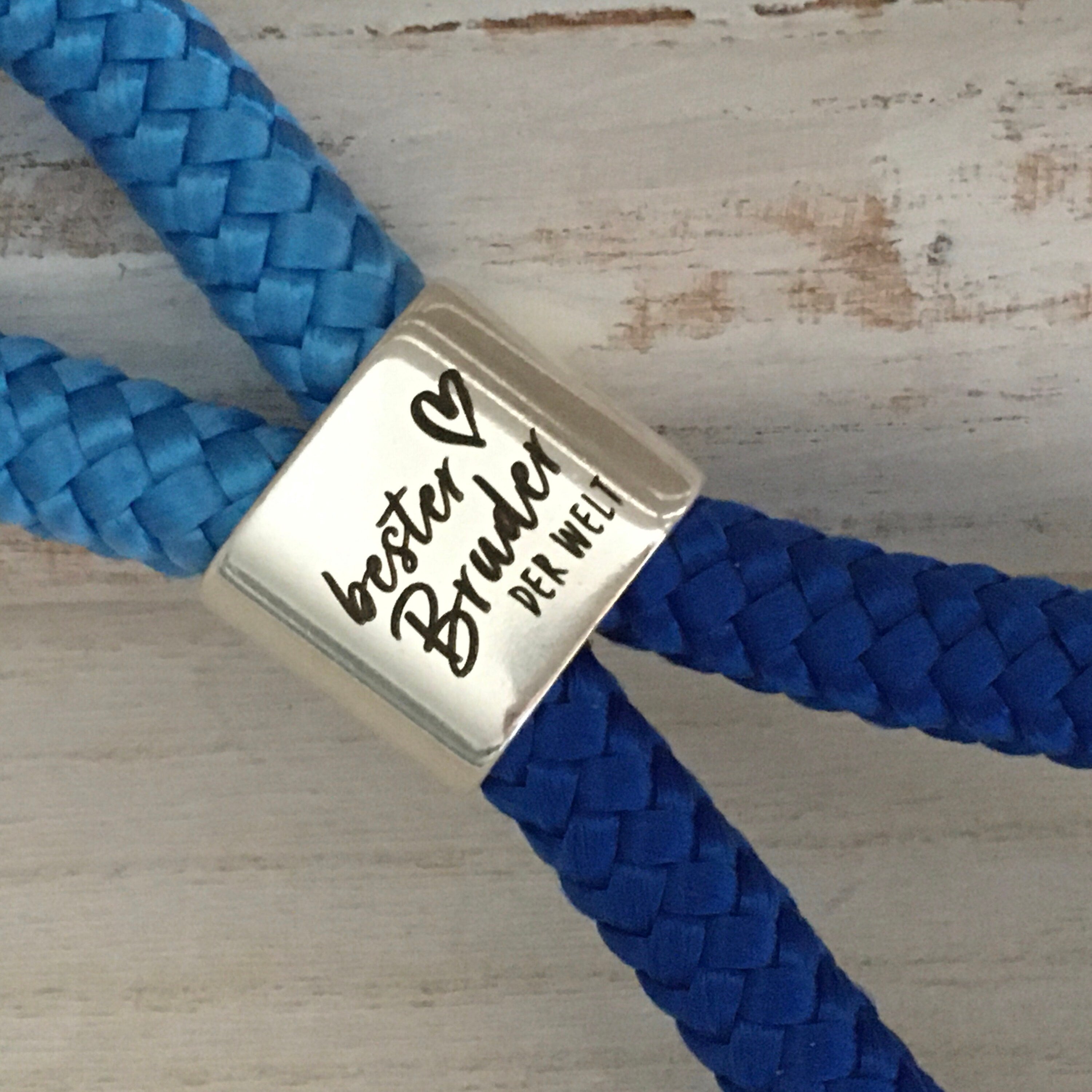 Schlüsselanhänger aus Segelseil mit versilbertem Zwischenstück mit Gravur "Bester Bruder der Welt", himmelblau/ blau