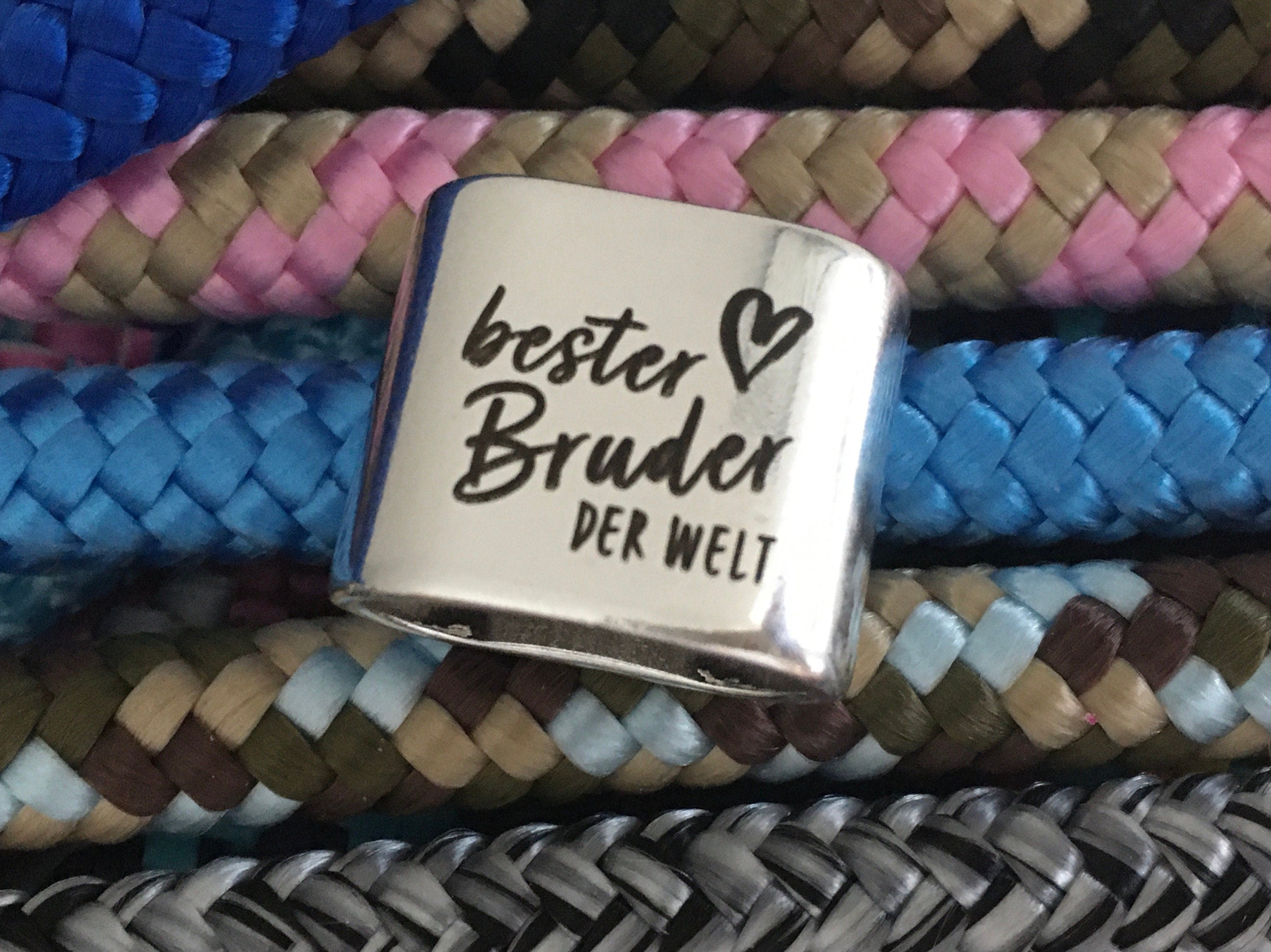 Schlüsselanhänger aus Segelseil mit versilbertem Zwischenstück mit Gravur "Bester Bruder der Welt" in Wunschfarbe ganz individuell