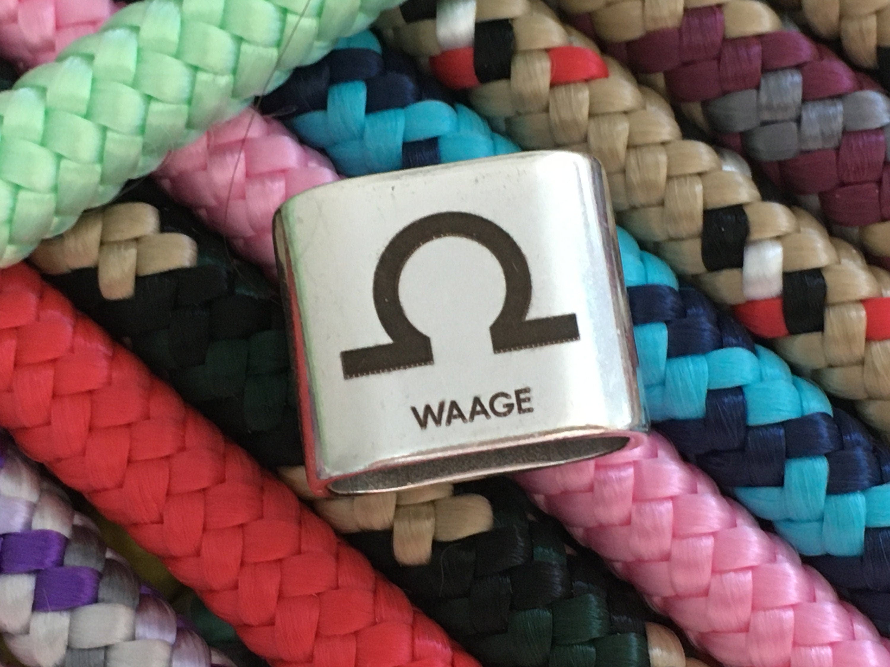 Schlüsselanhänger aus Segelseil mit versilbertem Zwischenstück mit graviertem Sternzeichen "Waage" in Wunschfarbe ganz individuell