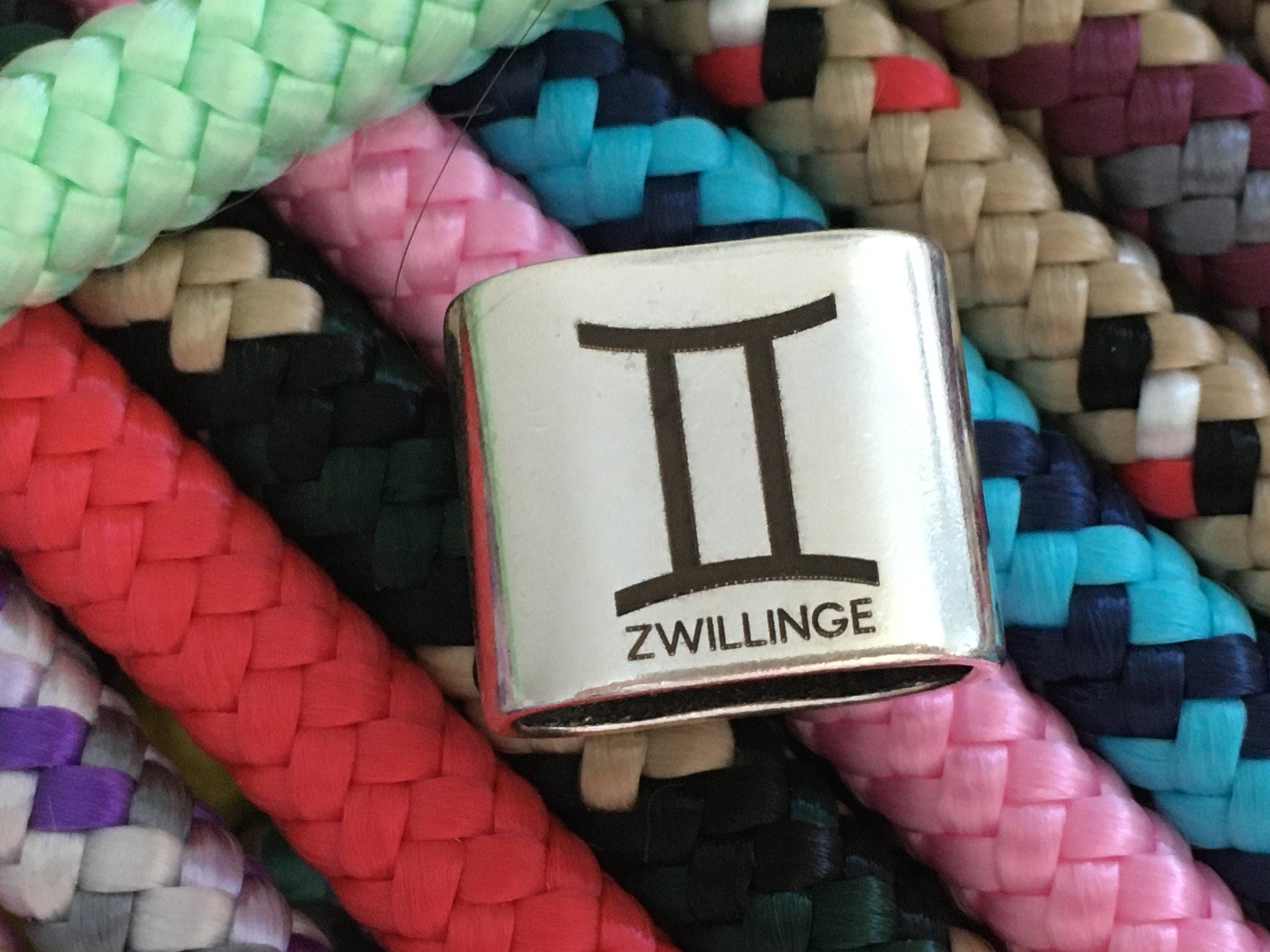 Schlüsselanhänger aus Segelseil mit versilbertem Zwischenstück mit graviertem Sternzeichen "Zwillinge" in Wunschfarbe ganz individuell
