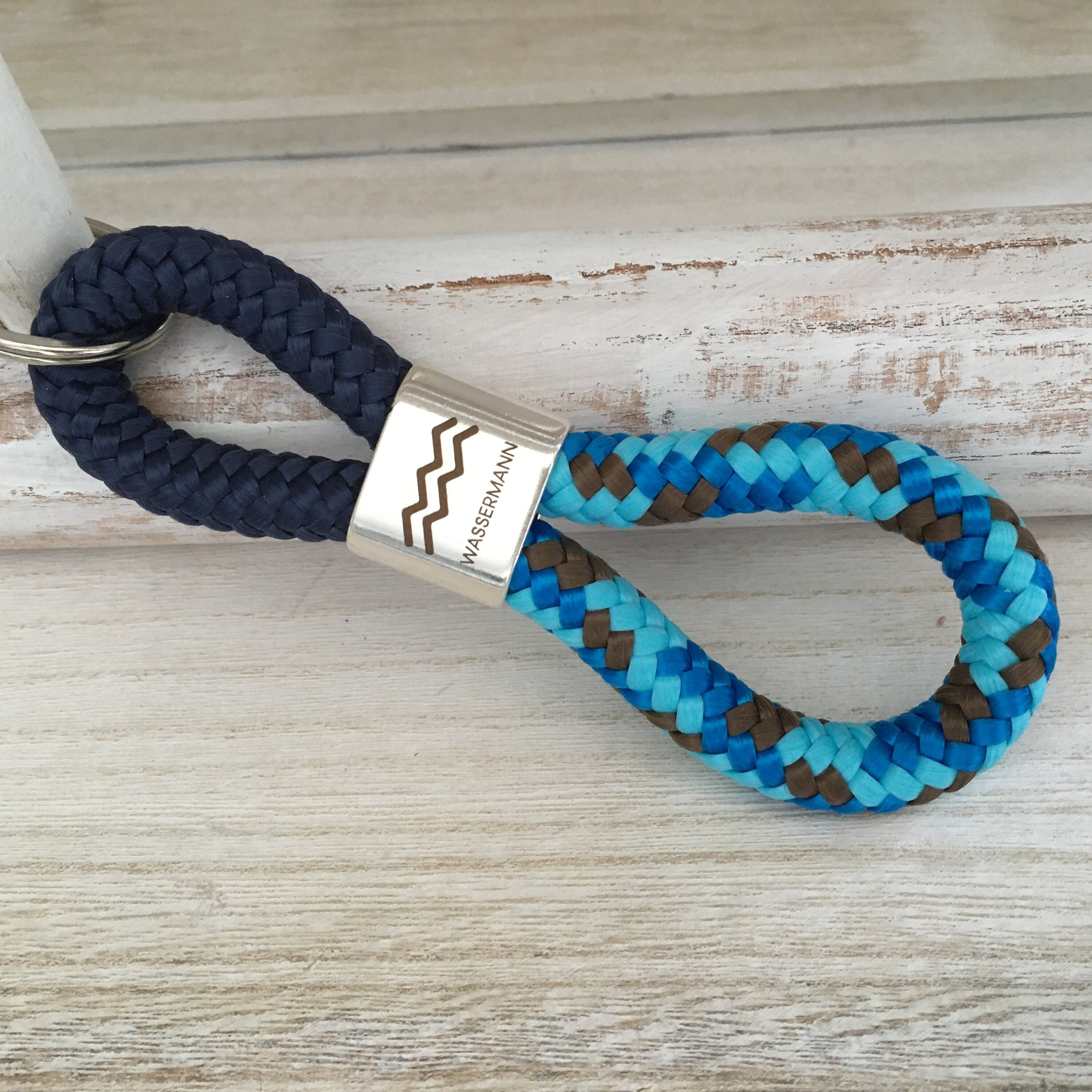 Schlüsselanhänger aus Segelseil mit versilbertem Zwischenstück mit graviertem Sternzeichen "Wassermann" dunkelblau/ blau-mix