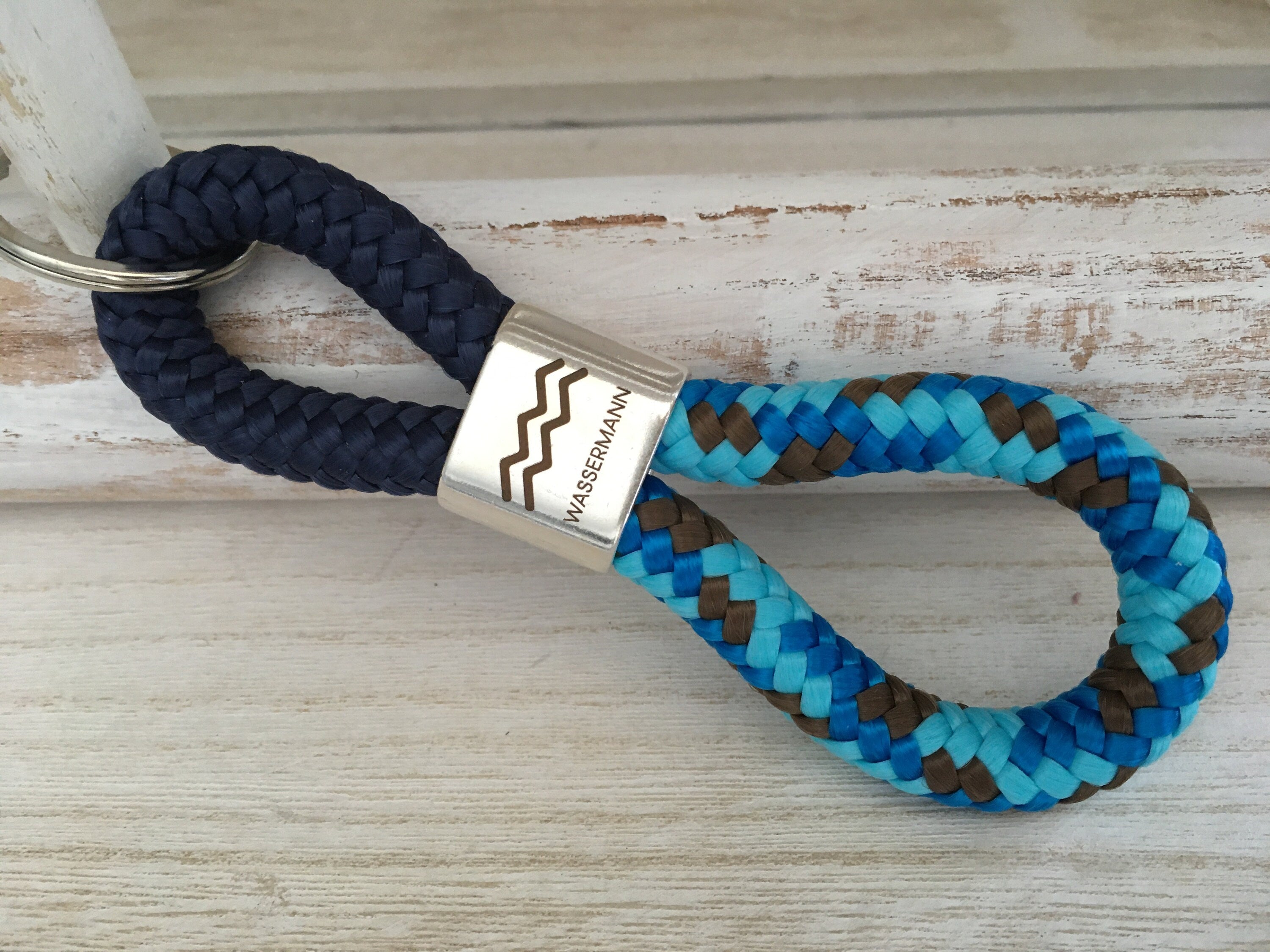 Schlüsselanhänger aus Segelseil mit versilbertem Zwischenstück mit graviertem Sternzeichen "Wassermann" dunkelblau/ blau-mix