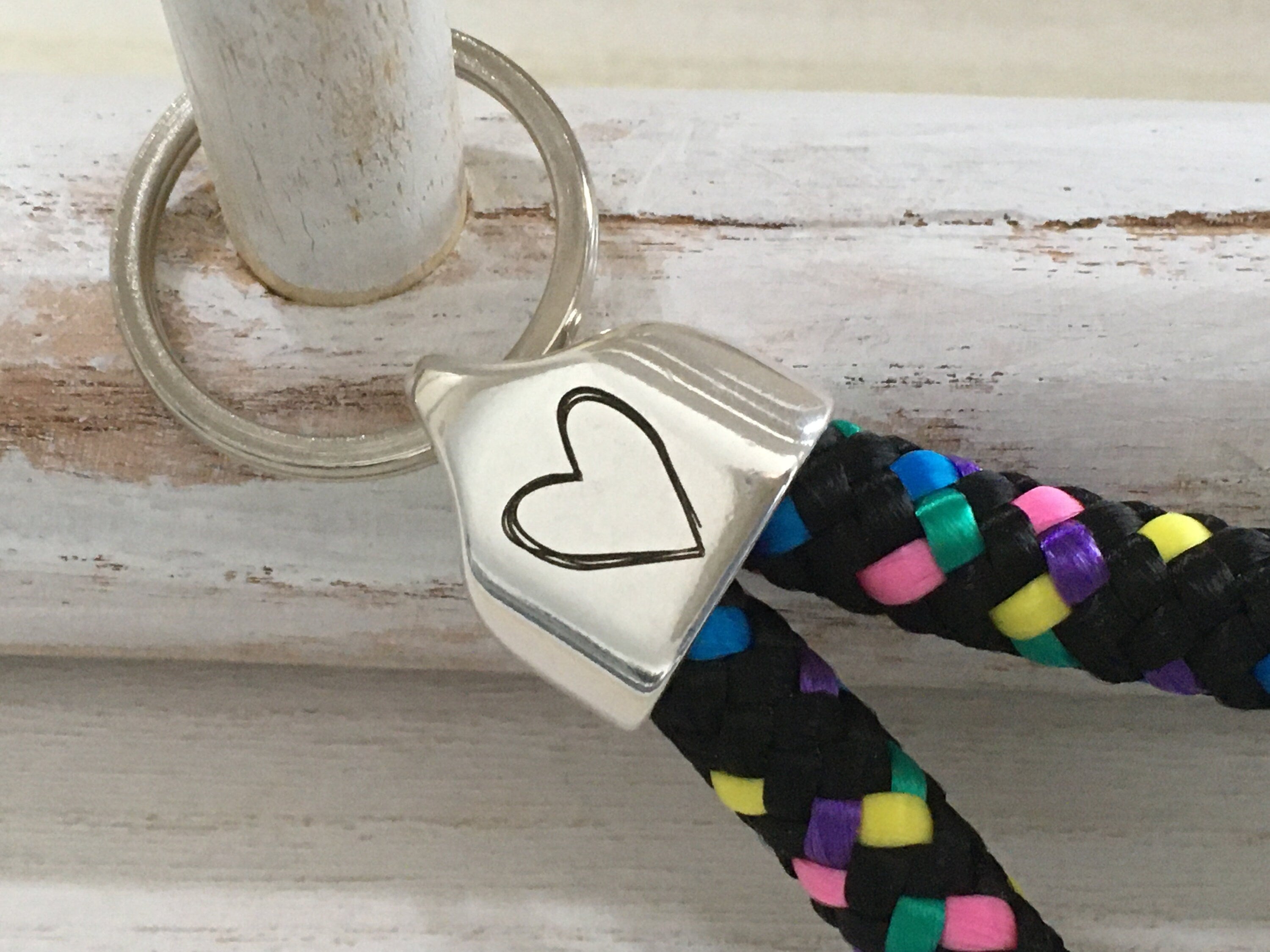 Schlüsselanhänger aus Segelseil mit versilberter Endkappe mit Gravur "Herz", maritimer Schlüsselanhänger, Disco (schwarz mit bunten Punkten)