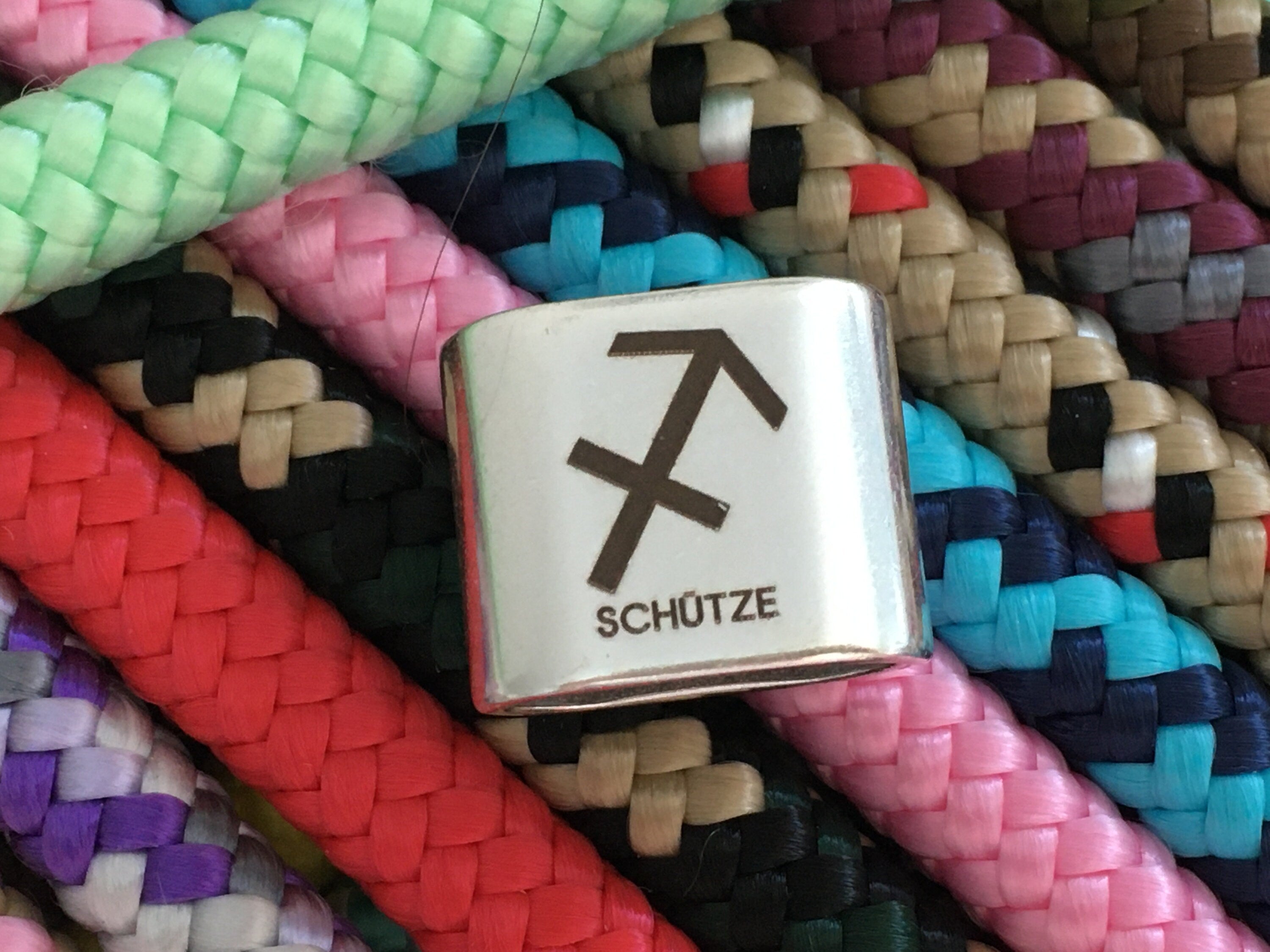 Schlüsselanhänger aus Segelseil mit versilbertem Zwischenstück mit graviertem Sternzeichen "Schütze" in Wunschfarbe ganz individuell