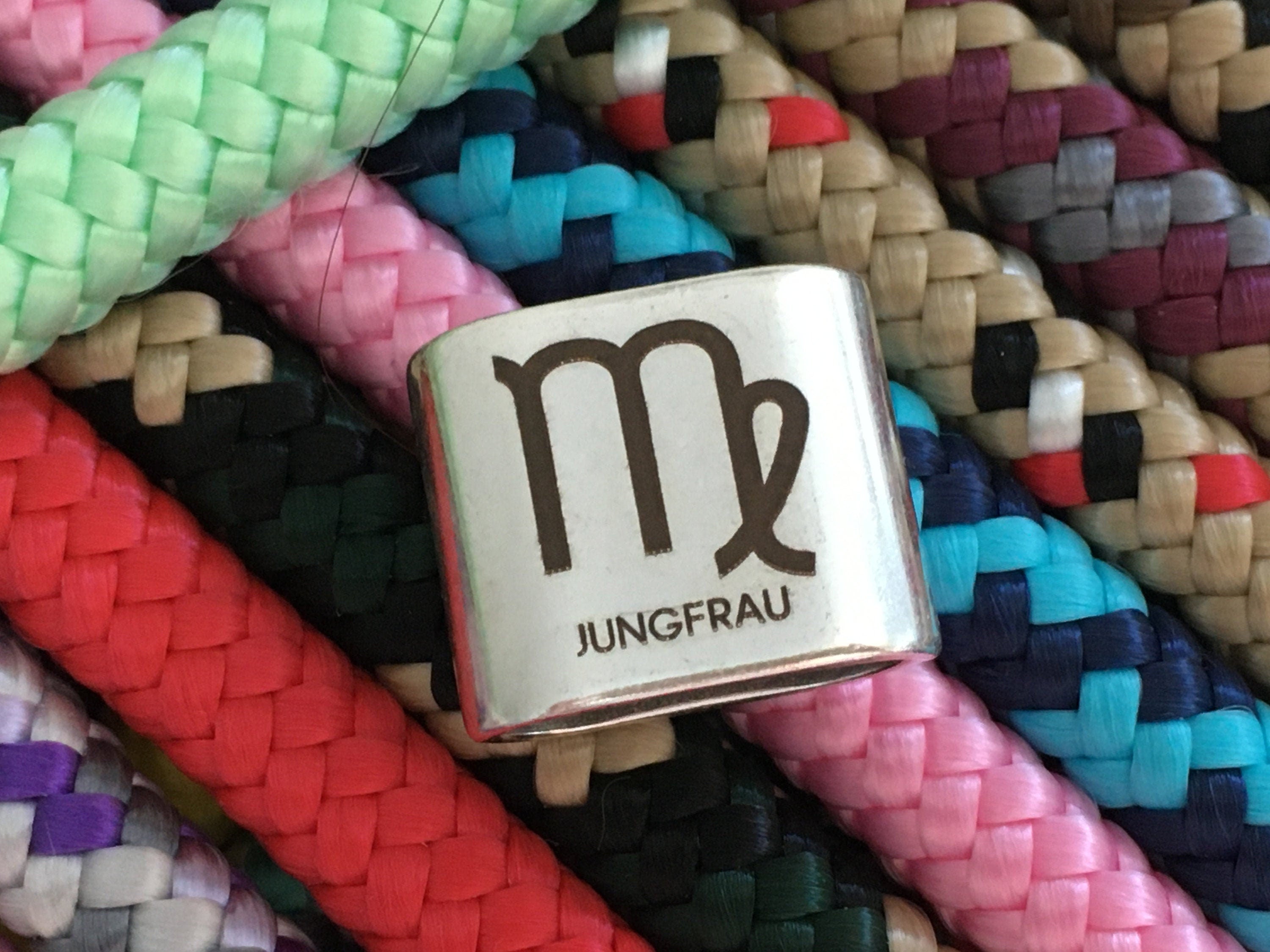 Schlüsselanhänger aus Segelseil mit versilbertem Zwischenstück mit graviertem Sternzeichen "Jungfrau" in Wunschfarbe ganz individuell