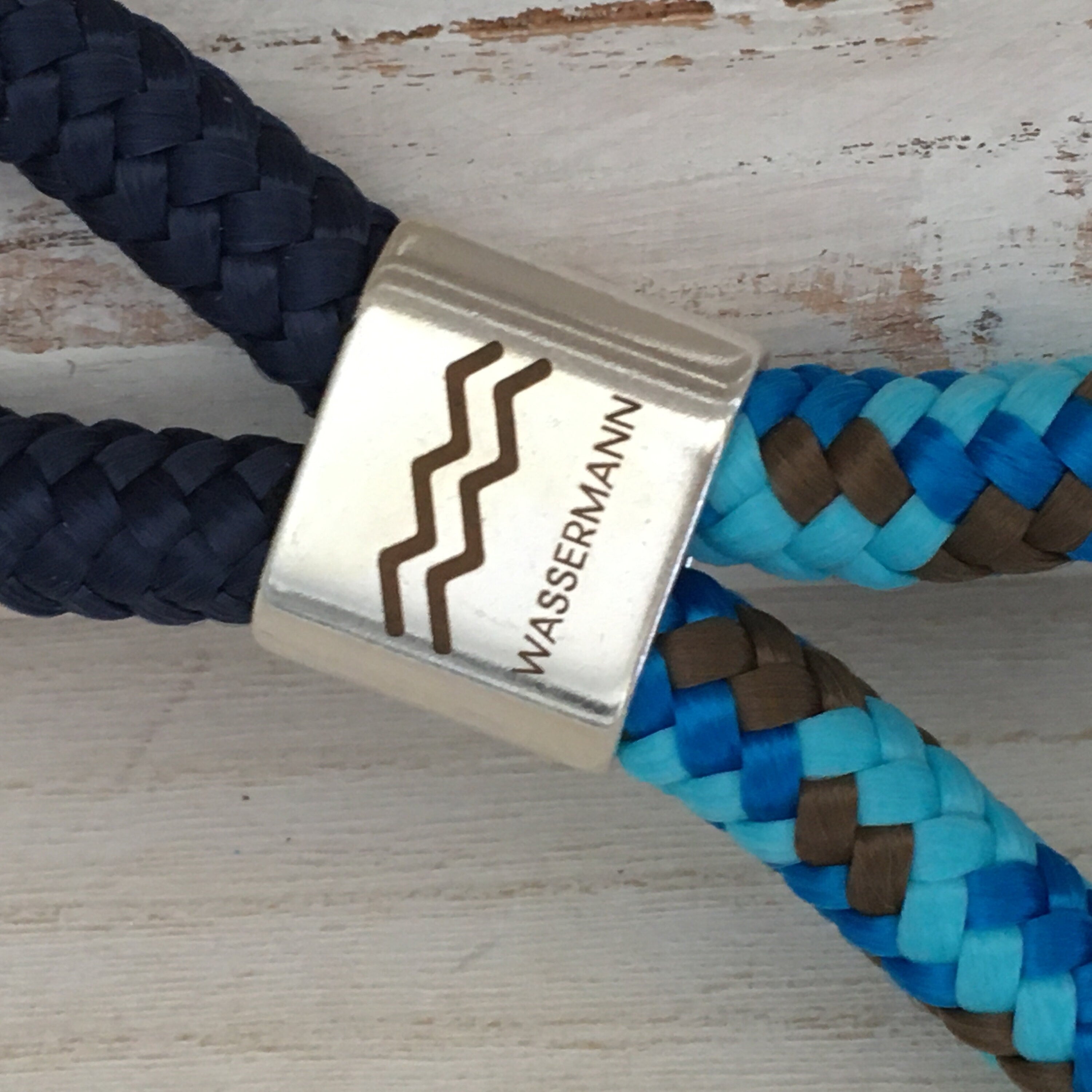 Schlüsselanhänger aus Segelseil mit versilbertem Zwischenstück mit graviertem Sternzeichen "Wassermann" dunkelblau/ blau-mix