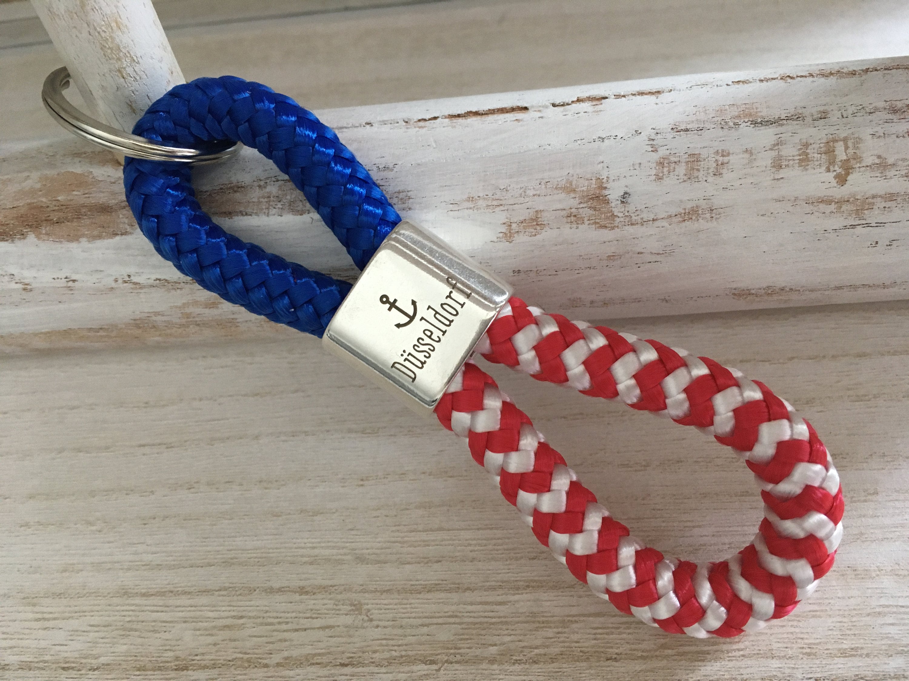 Schlüsselanhänger aus Segelseil mit versilbertem Zwischenstück mit Gravur "Düsseldorf" in Wunschfarbe ganz individuell