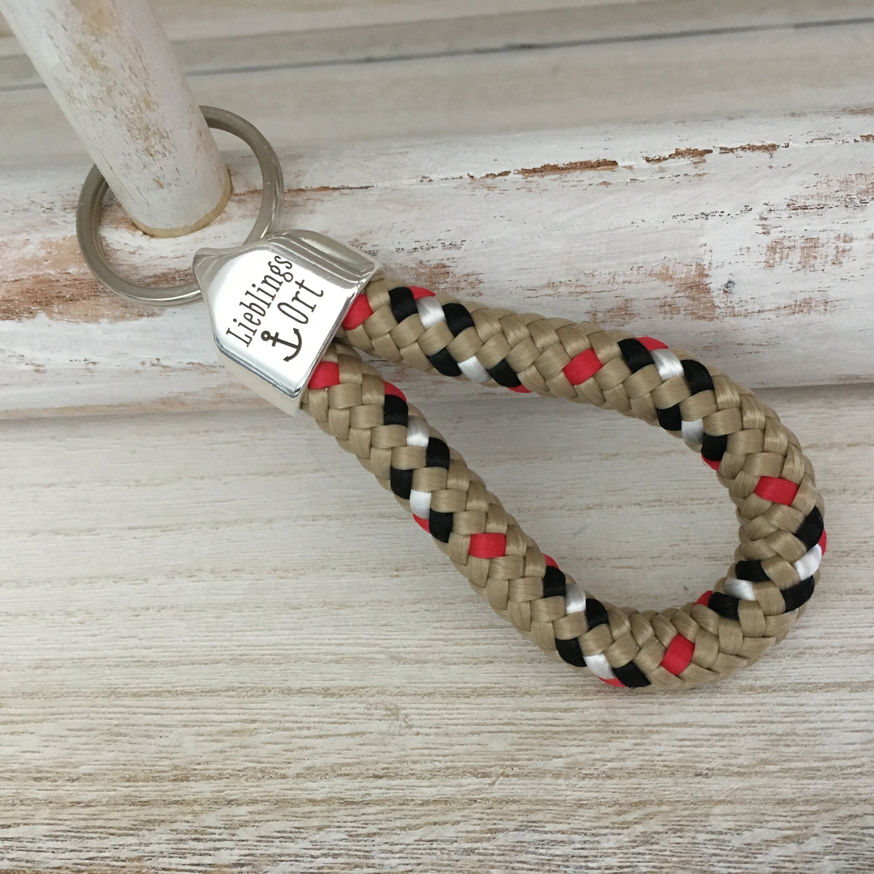 Schlüsselanhänger aus Segelseil mit versilberter Endkappe mit Gravur "Lieblingsort", beige-mix