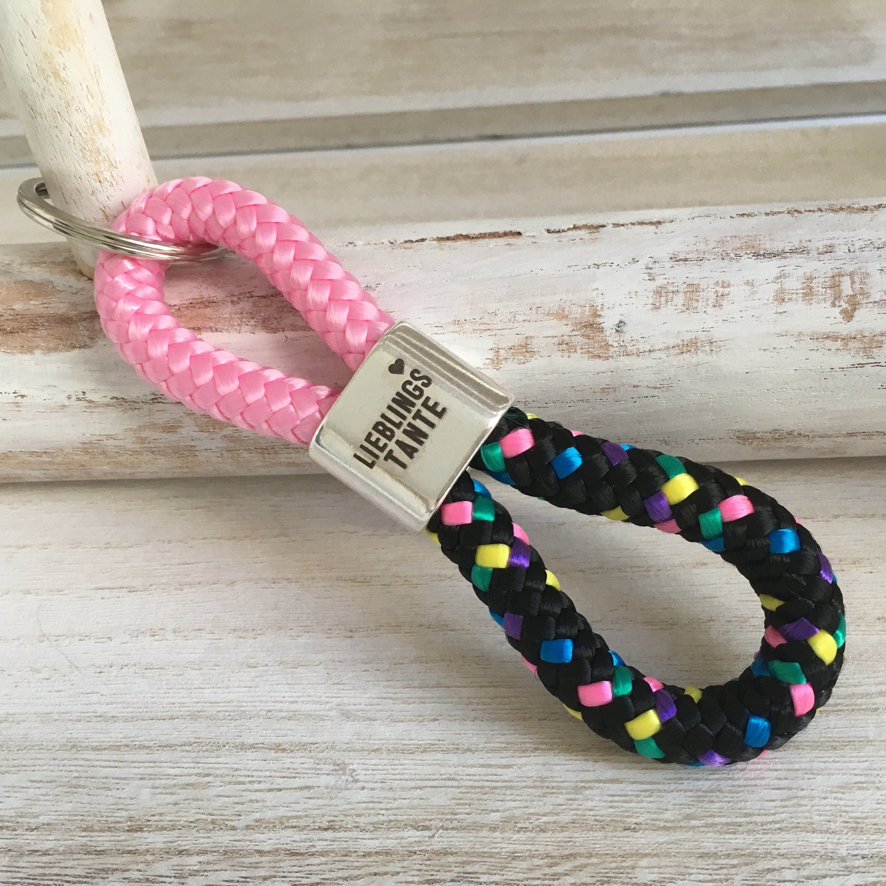 Schlüsselanhänger aus Segelseil mit versilbertem Zwischenstück mit Gravur "Lieblingstante" rosa/ schwarz-bunt-mix