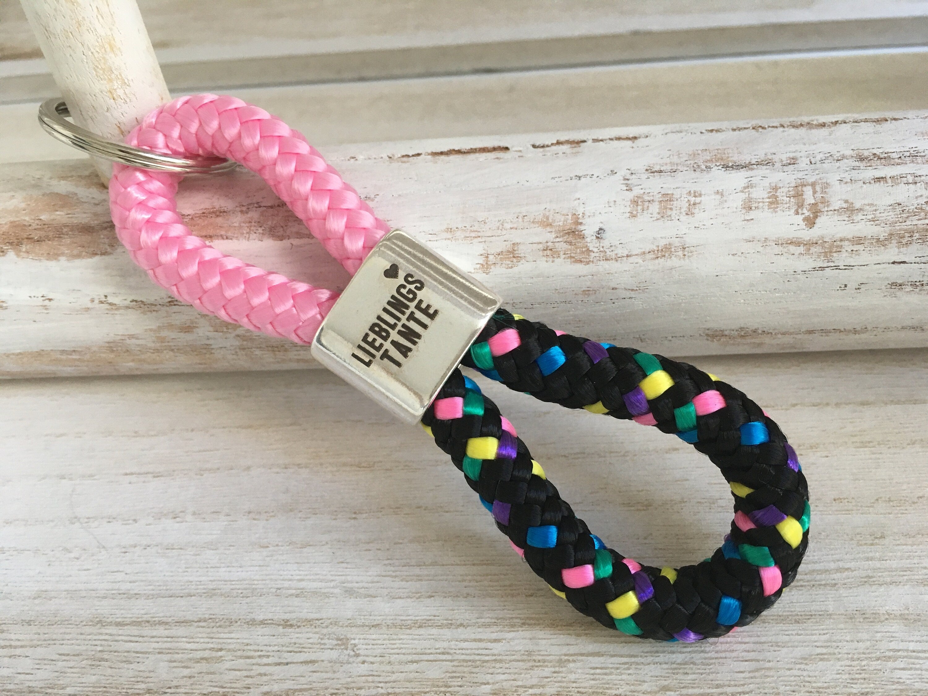 Schlüsselanhänger aus Segelseil mit versilbertem Zwischenstück mit Gravur "Lieblingstante" in Wunschfarbe ganz individuell