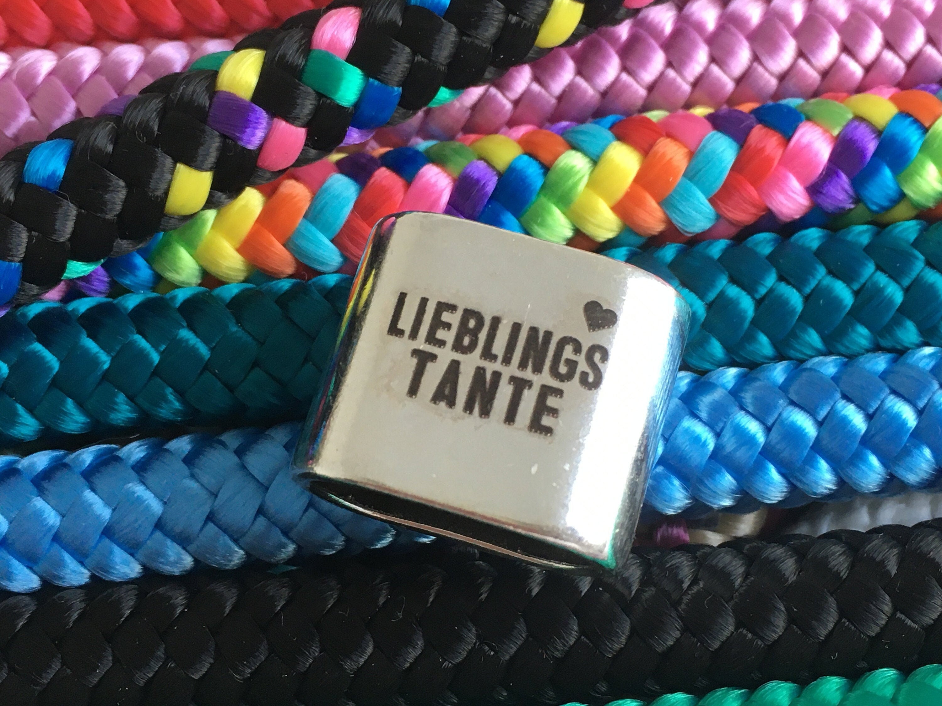 Schlüsselanhänger aus Segelseil mit versilbertem Zwischenstück mit Gravur "Lieblingstante" in Wunschfarbe ganz individuell