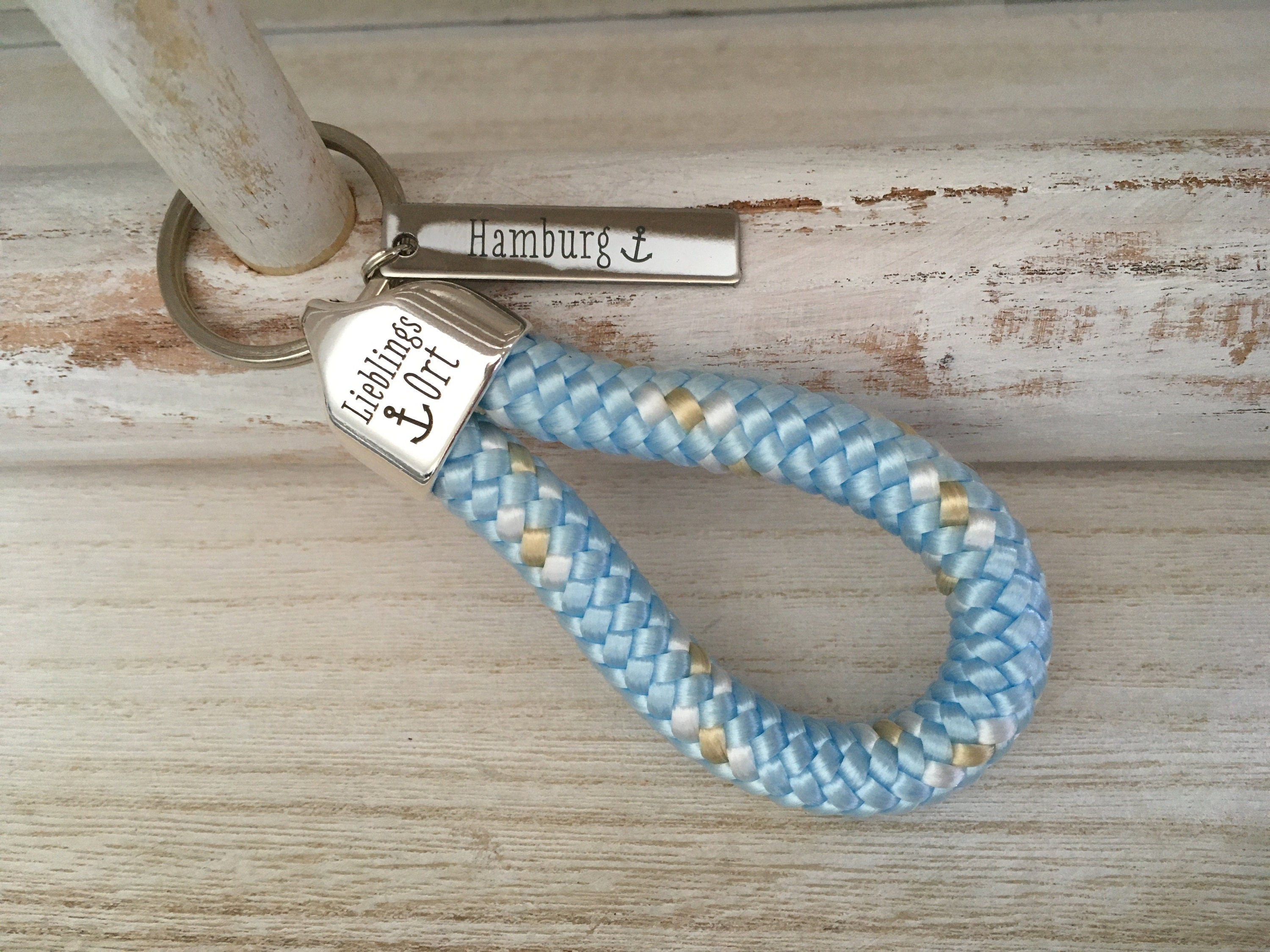 Schlüsselanhänger aus Segelseil mit versilberter Endkappe mit Gravur "Lieblingsort" in Wunschfarbe mit Edlestahlanhänger verschiedener Orte