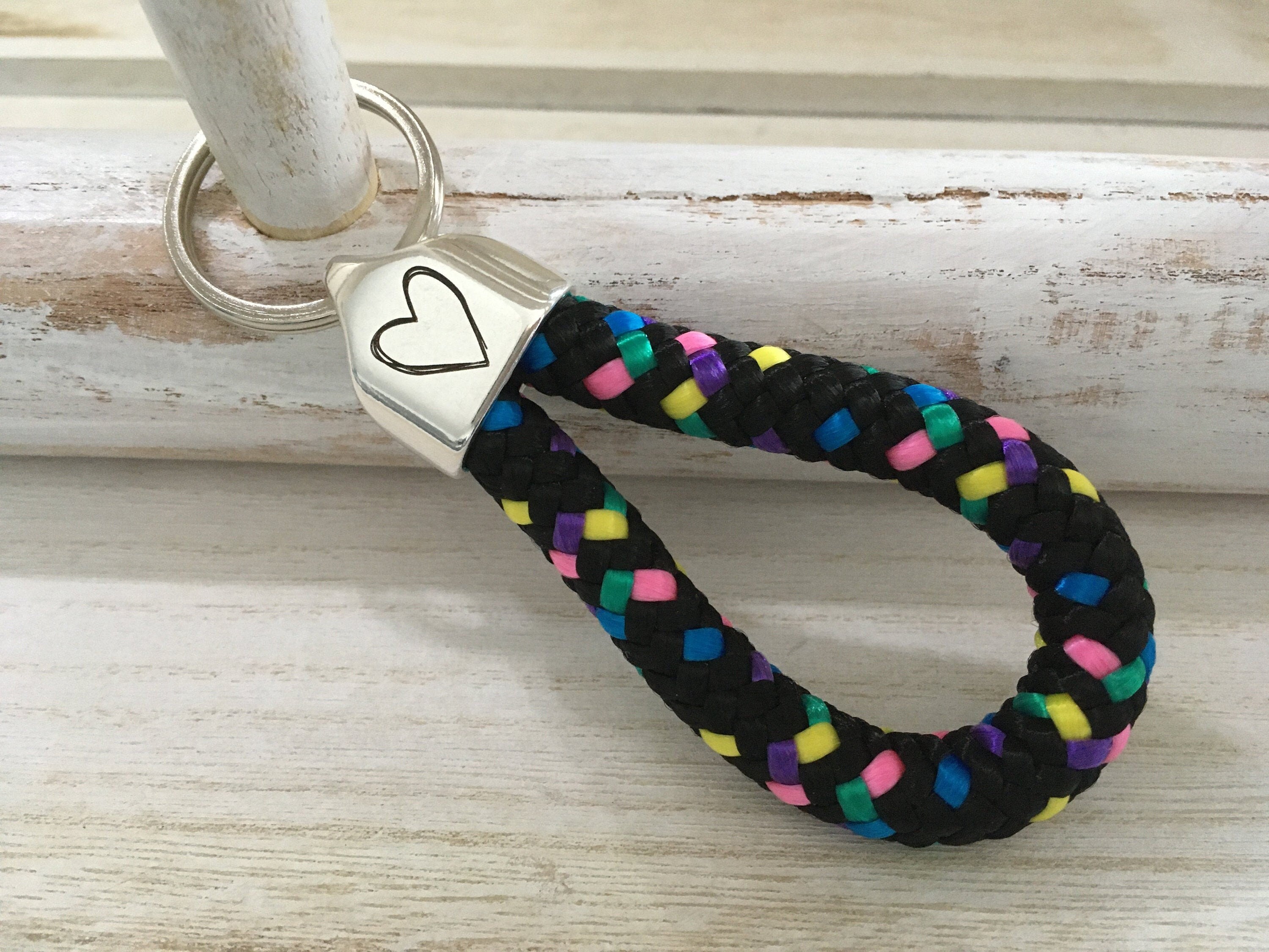 Schlüsselanhänger aus Segelseil mit versilberter Endkappe mit Gravur "Herz", maritimer Schlüsselanhänger, Disco (schwarz mit bunten Punkten)