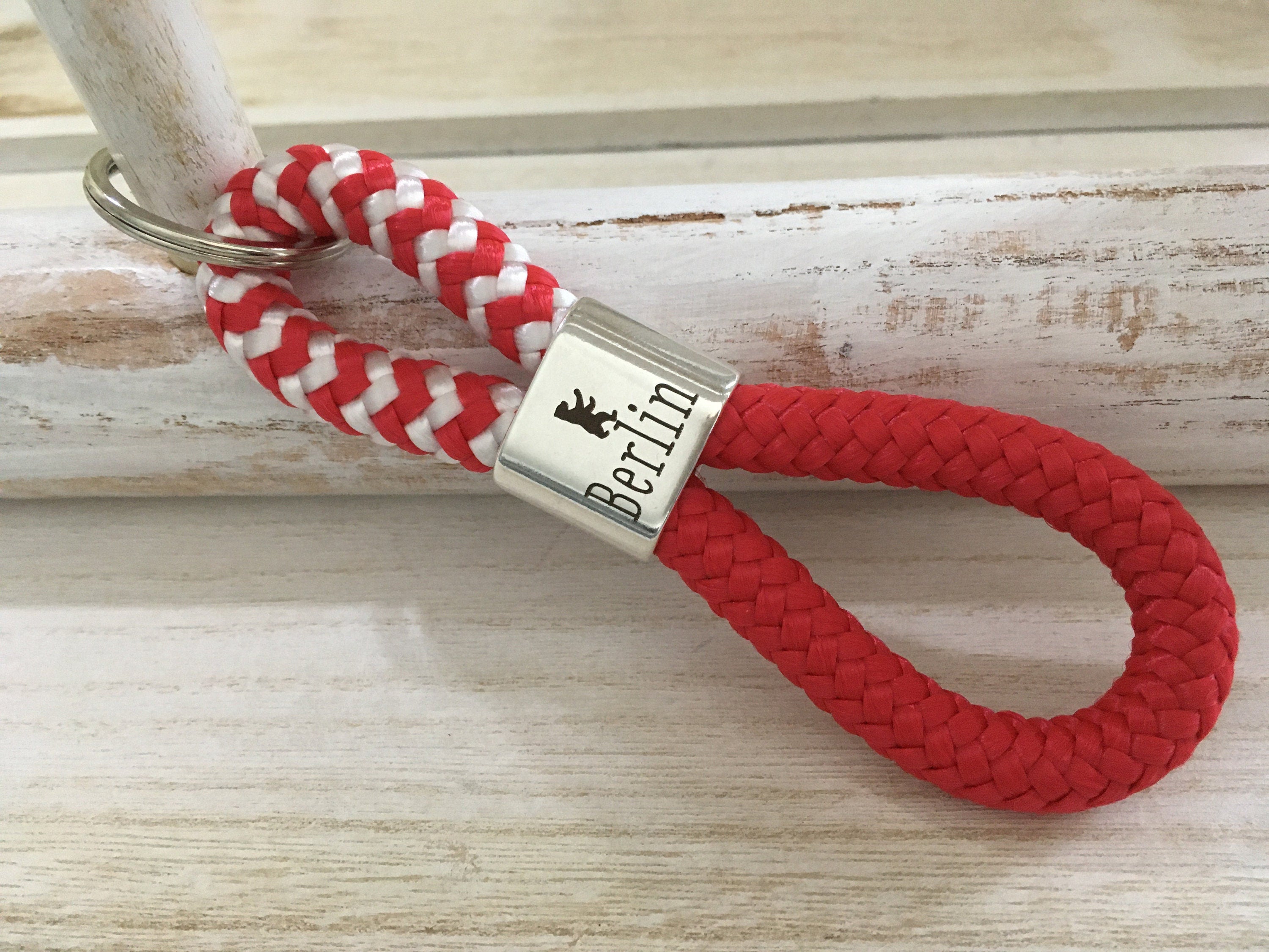 Schlüsselanhänger aus Segelseil mit versilbertem Zwischenstück mit Gravur "Berlin" rot-weiß/ rot