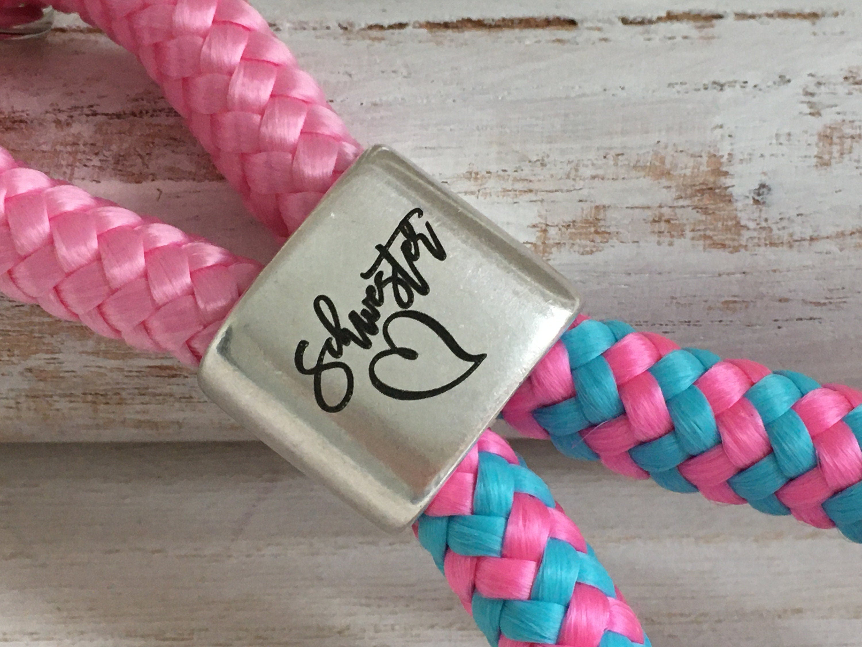 Schlüsselanhänger aus Segelseil mit versilbertem Zwischenstück mit Gravur "Schwesterherz", rosa/ rosa-türkis