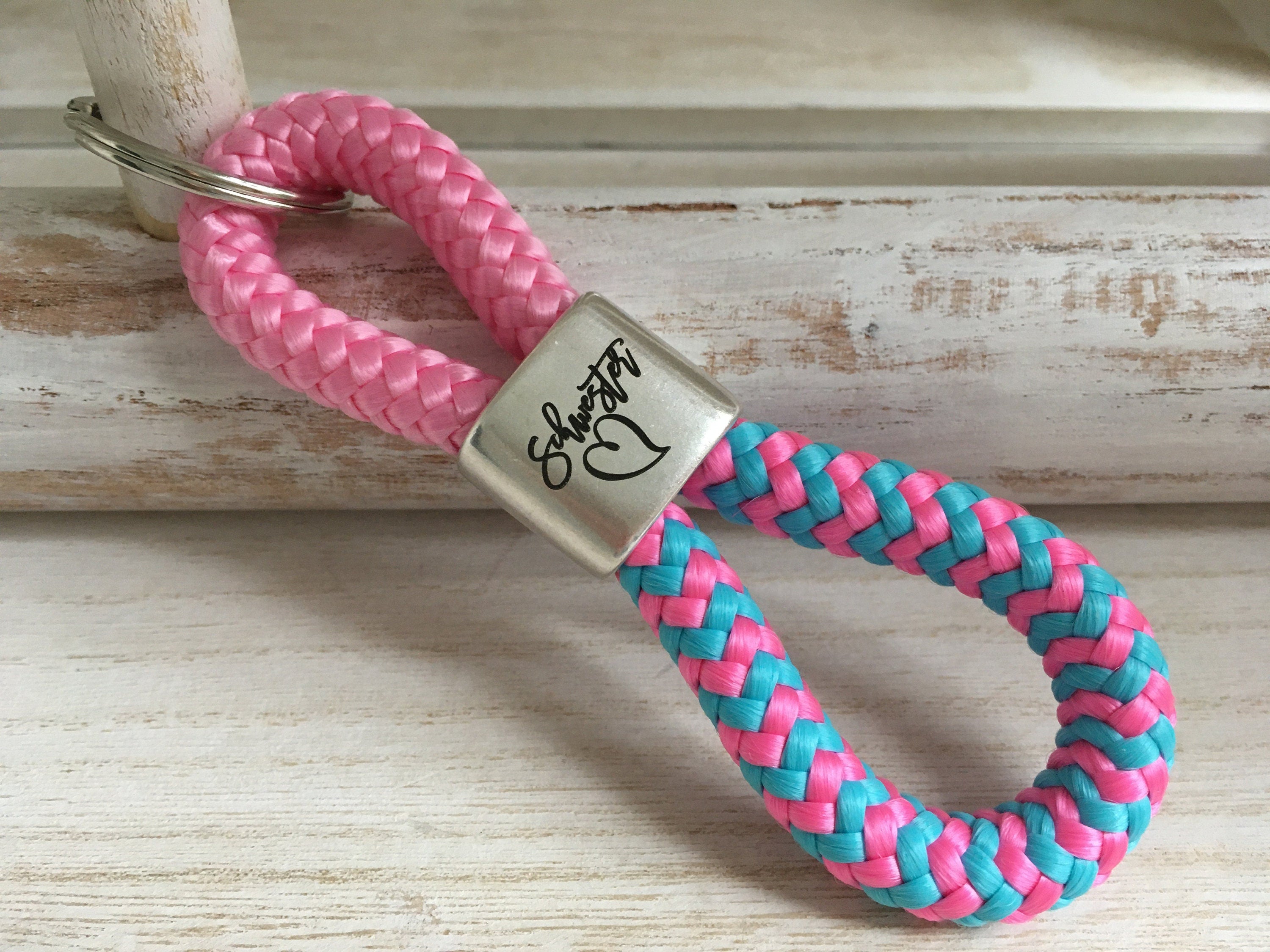 Schlüsselanhänger aus Segelseil mit versilbertem Zwischenstück mit Gravur "Schwesterherz", rosa/ rosa-türkis