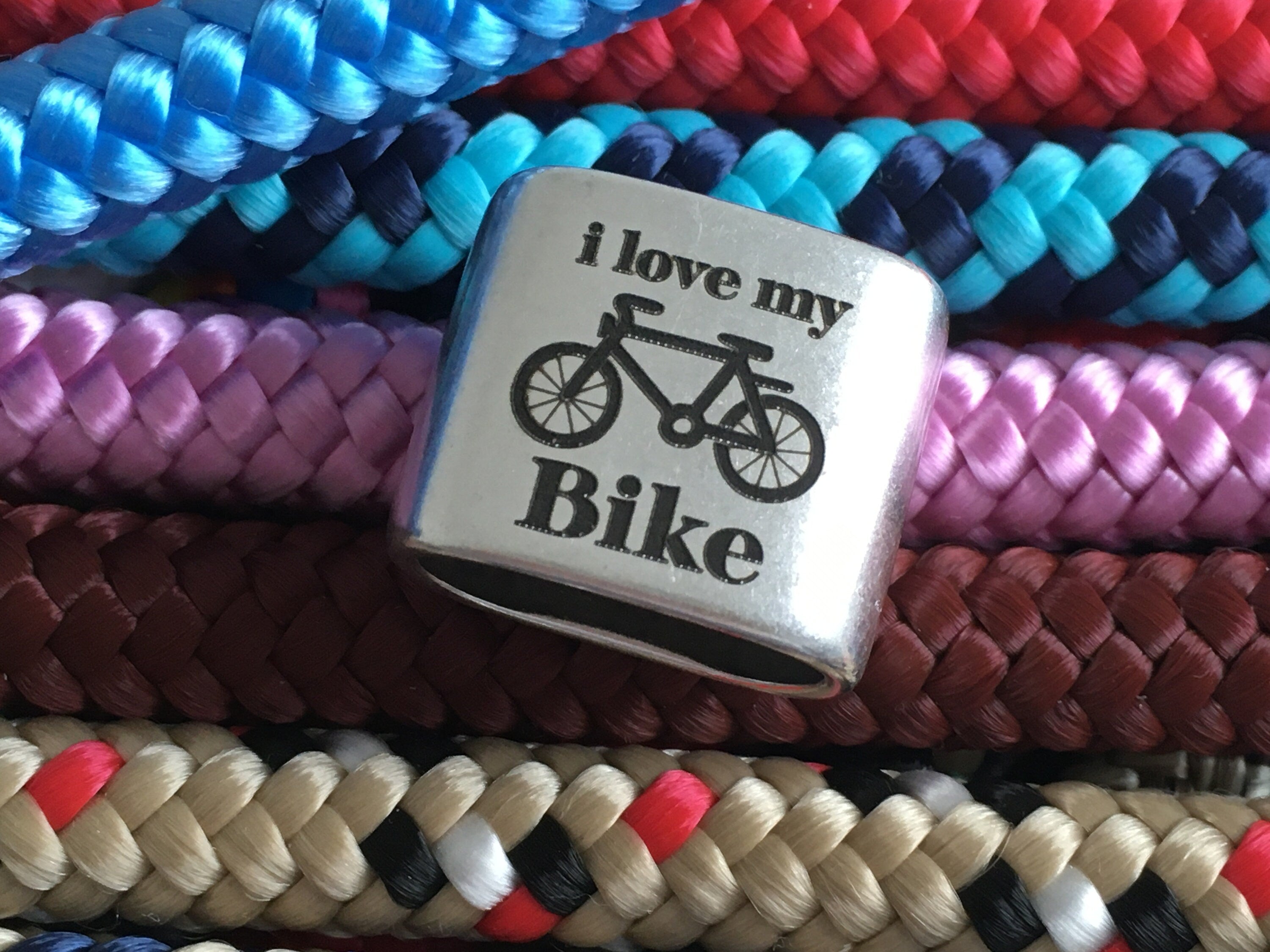 Schlüsselanhänger aus Segelseil mit versilbertem Zwischenstück mit Gravur "i love my bike" in Wunschfarbe ganz individuell