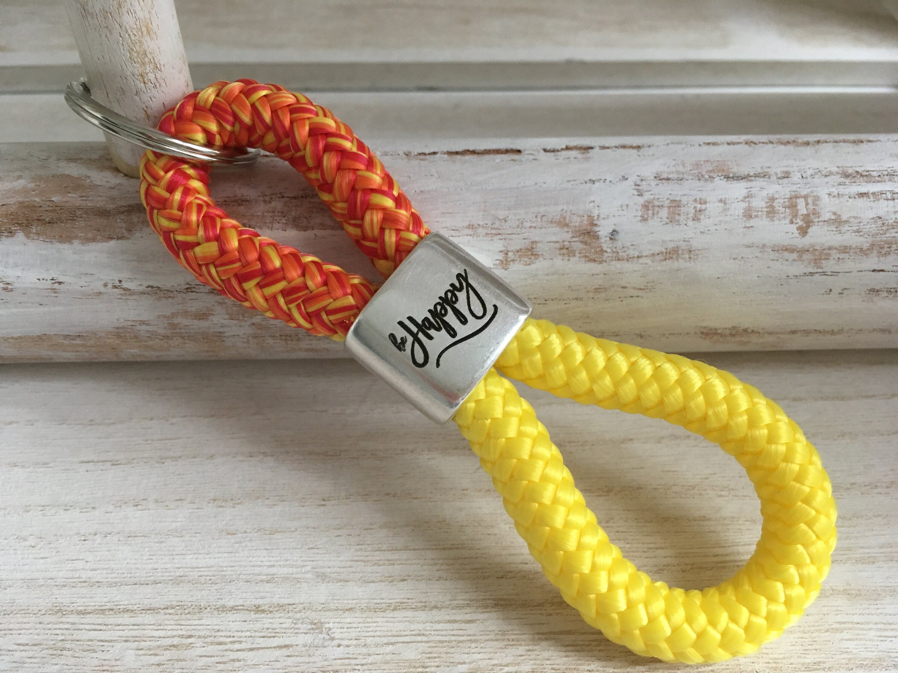 Schlüsselanhänger aus Segelseil mit versilbertem Zwischenstück mit Gravur "be Happy" in Wunschfarbe ganz individuell