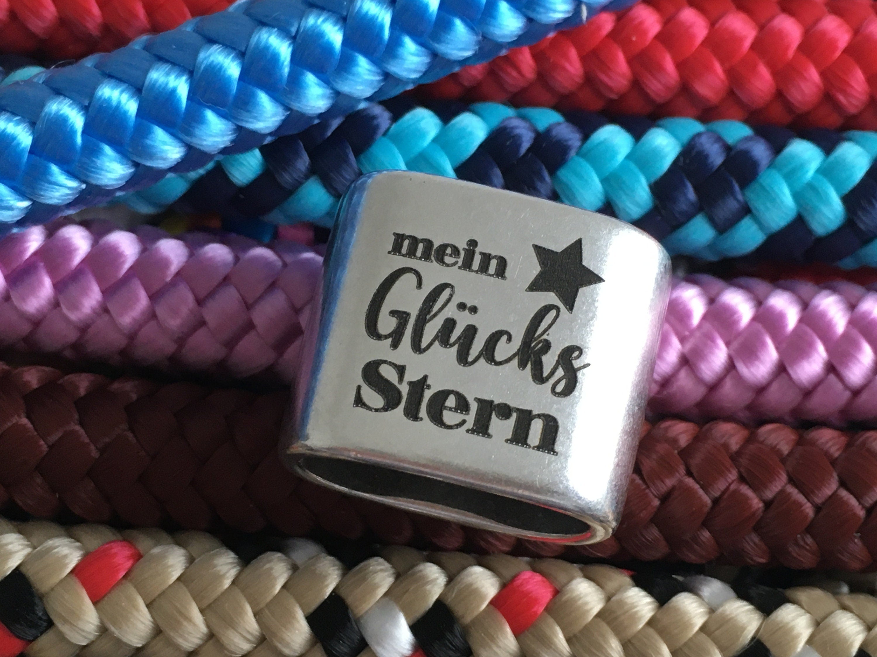 Schlüsselanhänger aus Segelseil mit versilbertem Zwischenstück mit Gravur "Mein Glücksstern" mit kleinem Sternanhänger in Wunschfarbe