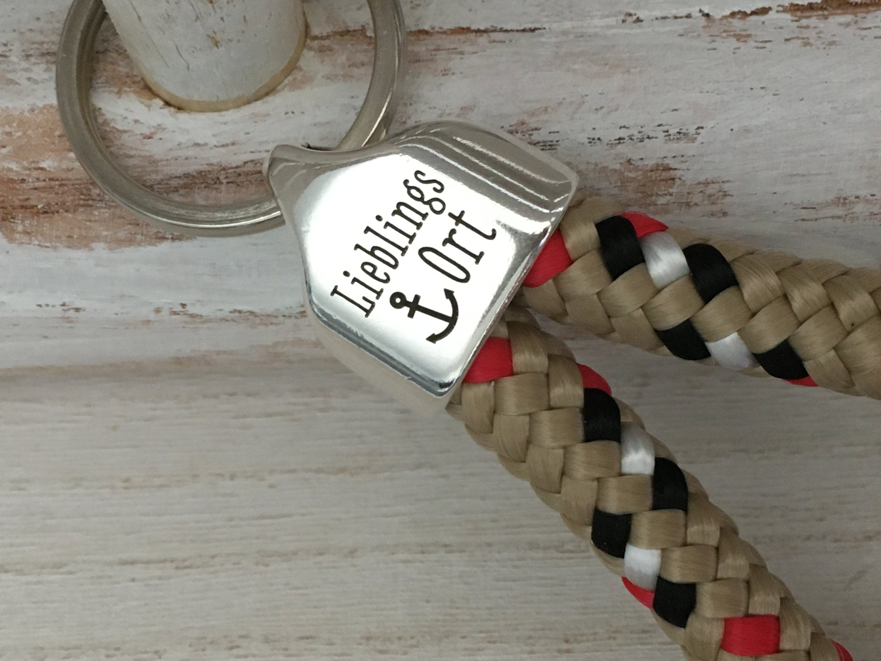 Schlüsselanhänger aus Segelseil mit versilberter Endkappe mit Gravur "Lieblingsort", beige-mix