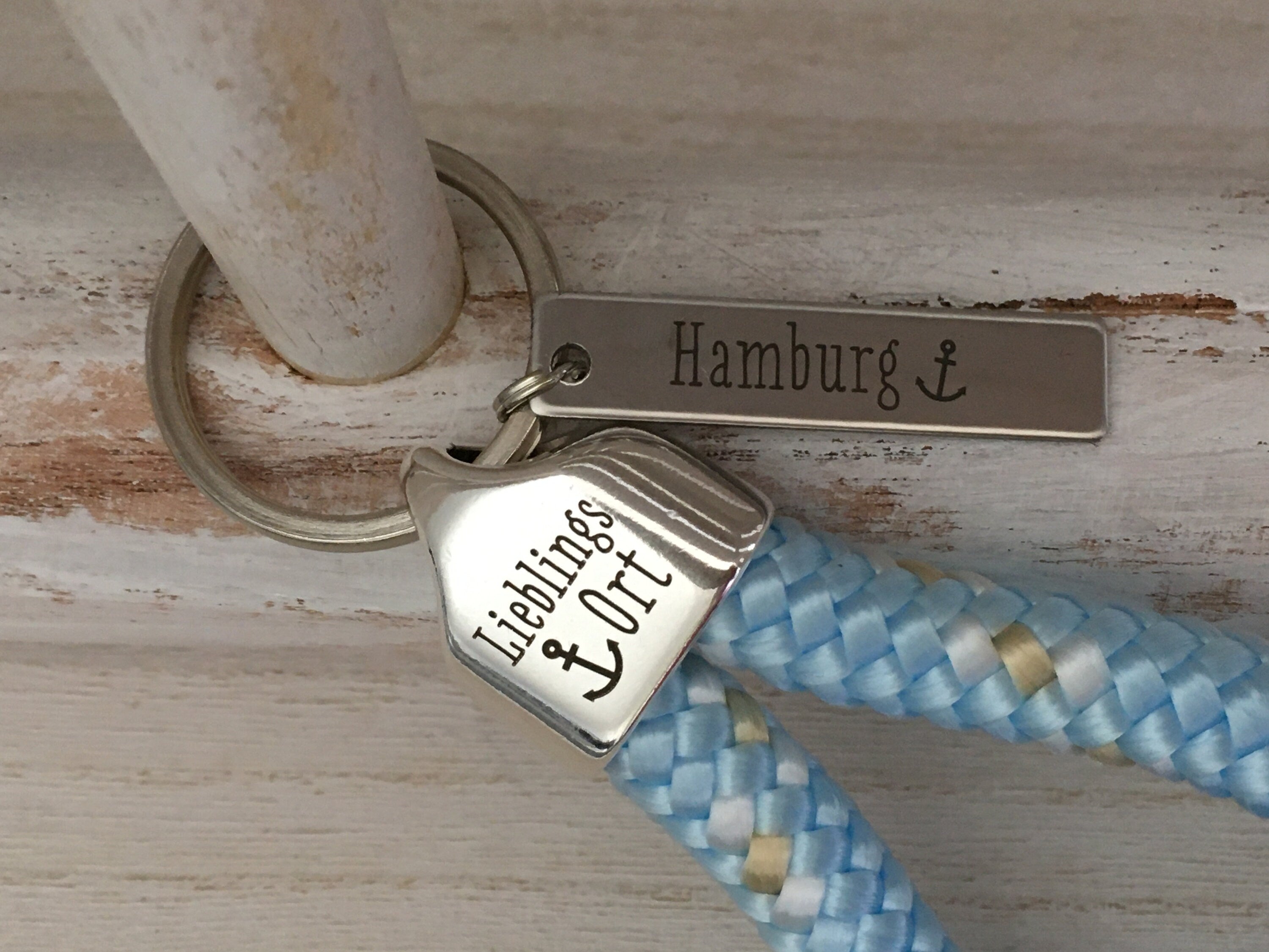 Schlüsselanhänger aus Segelseil mit versilberter Endkappe mit Gravur "Lieblingsort" und Edelstahlanhänger "Hamburg", hellblau-mix