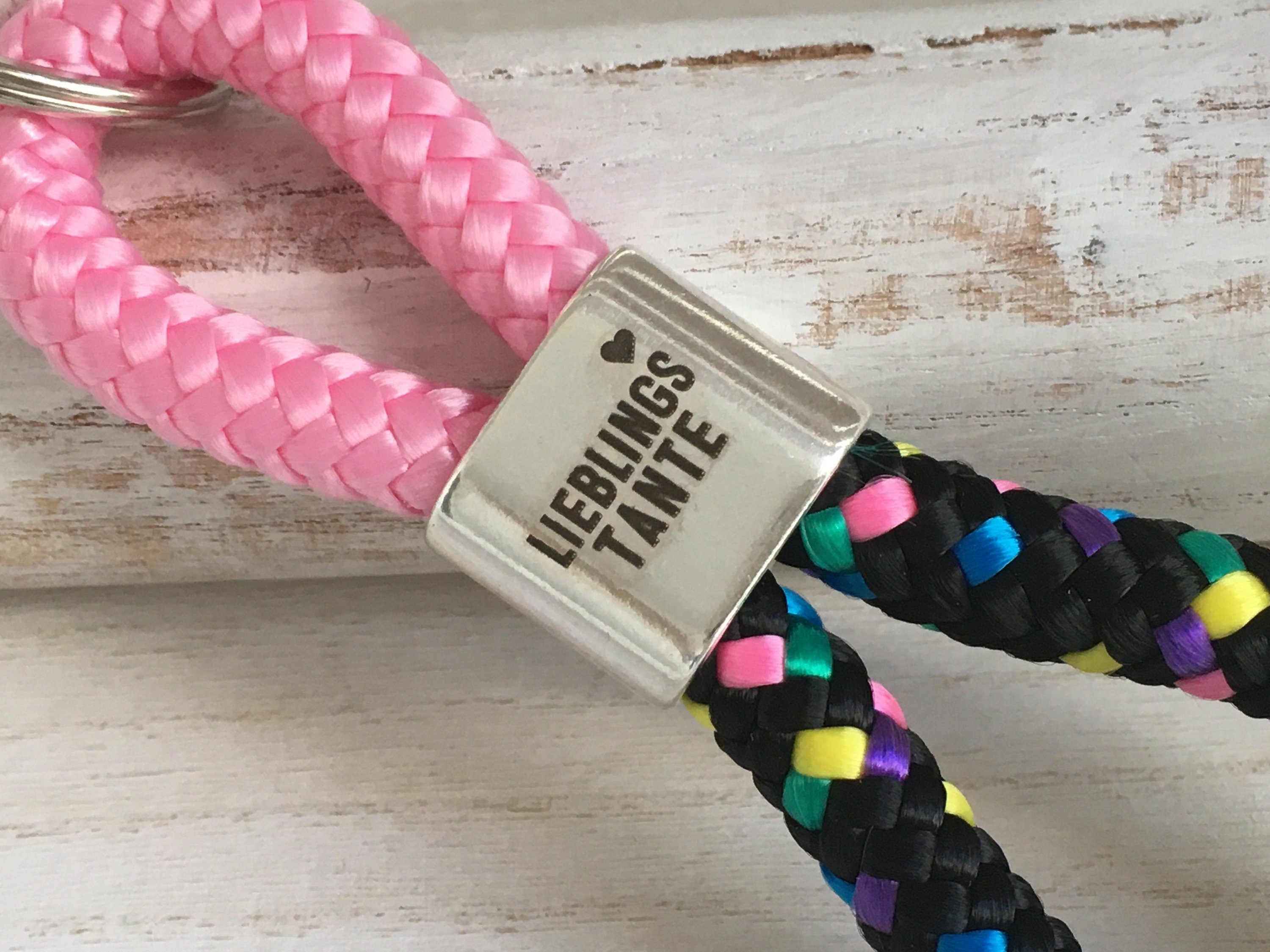 Schlüsselanhänger aus Segelseil mit versilbertem Zwischenstück mit Gravur "Lieblingstante" rosa/ schwarz-bunt-mix