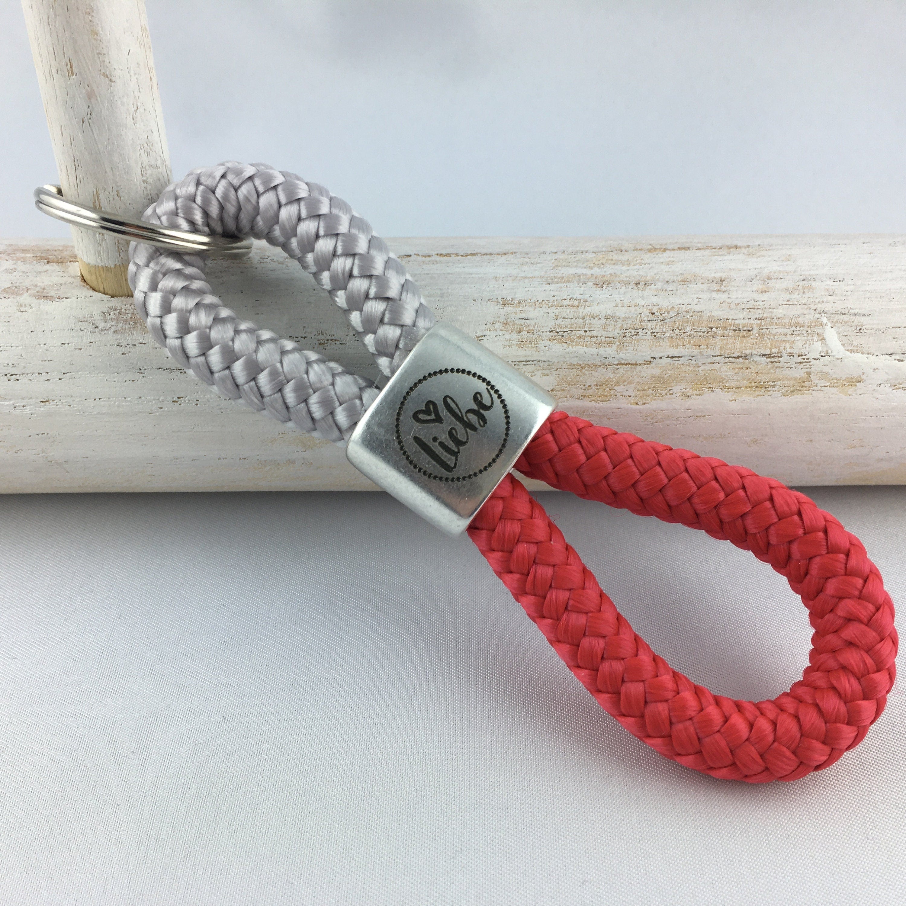 Schlüsselanhänger aus Segelseil "Liebe", maritimer Schlüsselanhänger, hellgrau/ rot