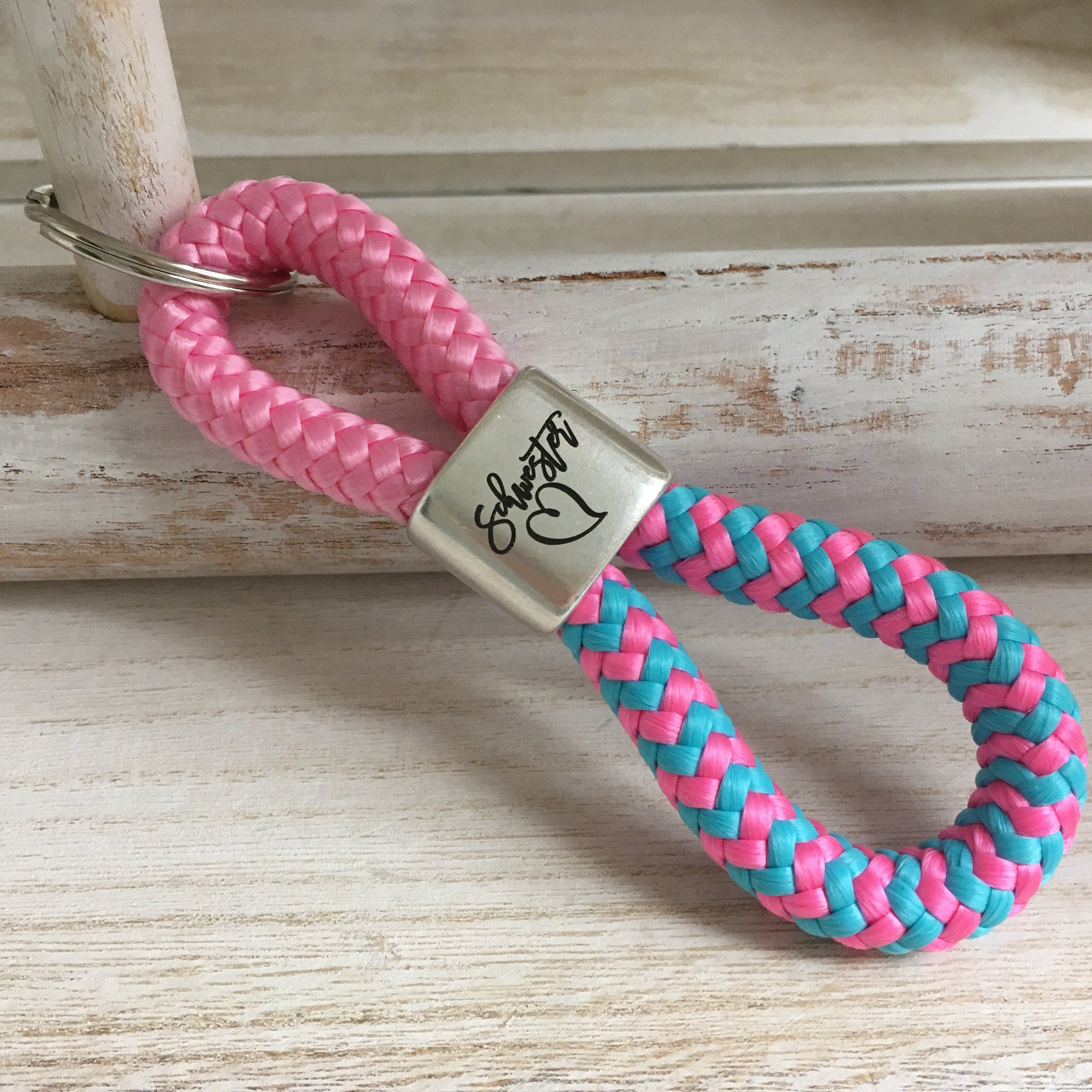 Schlüsselanhänger aus Segelseil mit versilbertem Zwischenstück mit Gravur "Schwesterherz", rosa/ rosa-türkis
