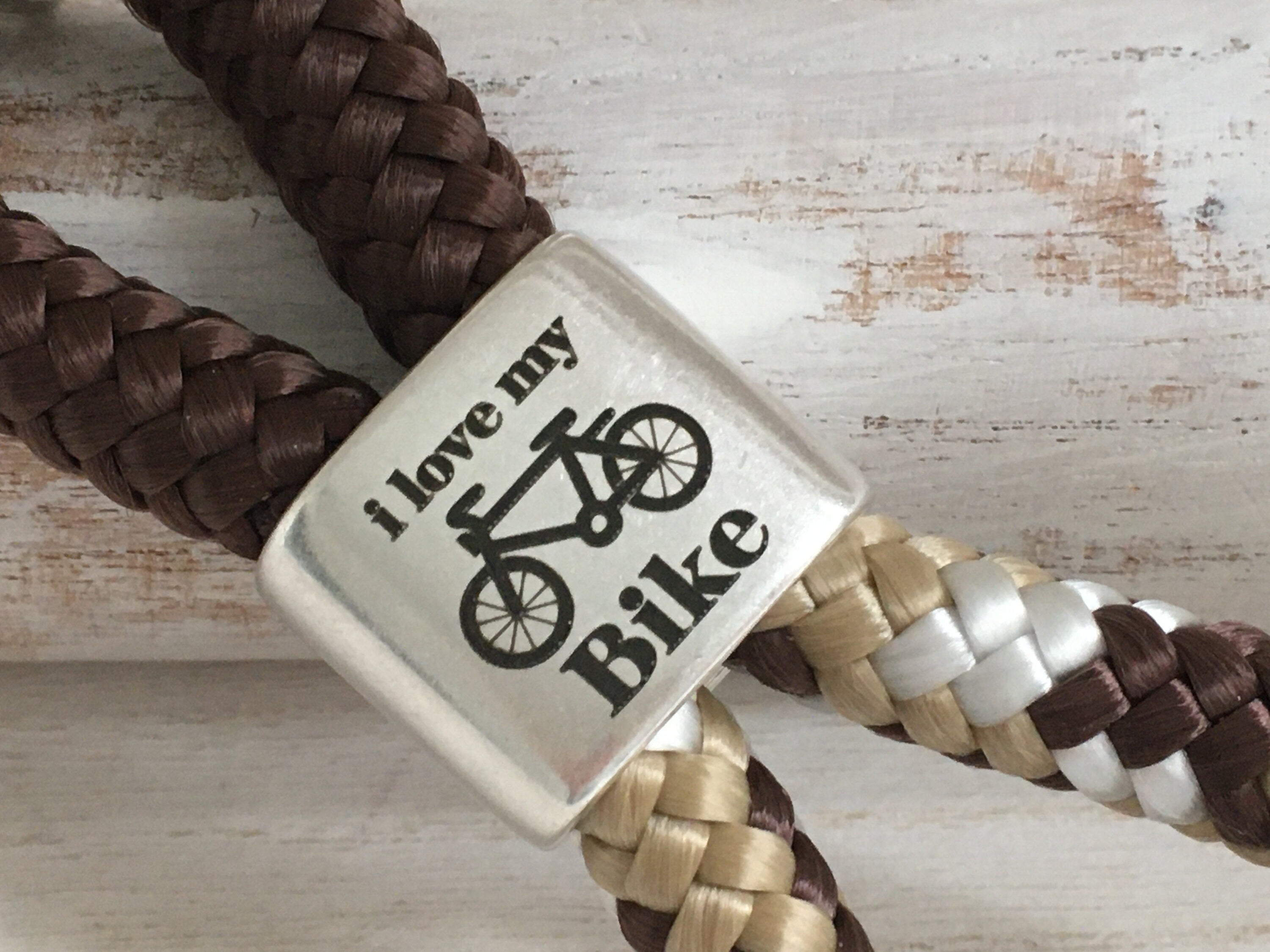 Schlüsselanhänger aus Segelseil mit versilbertem Zwischenstück mit Gravur "i love my bike", braun/ braun-beige-weiß