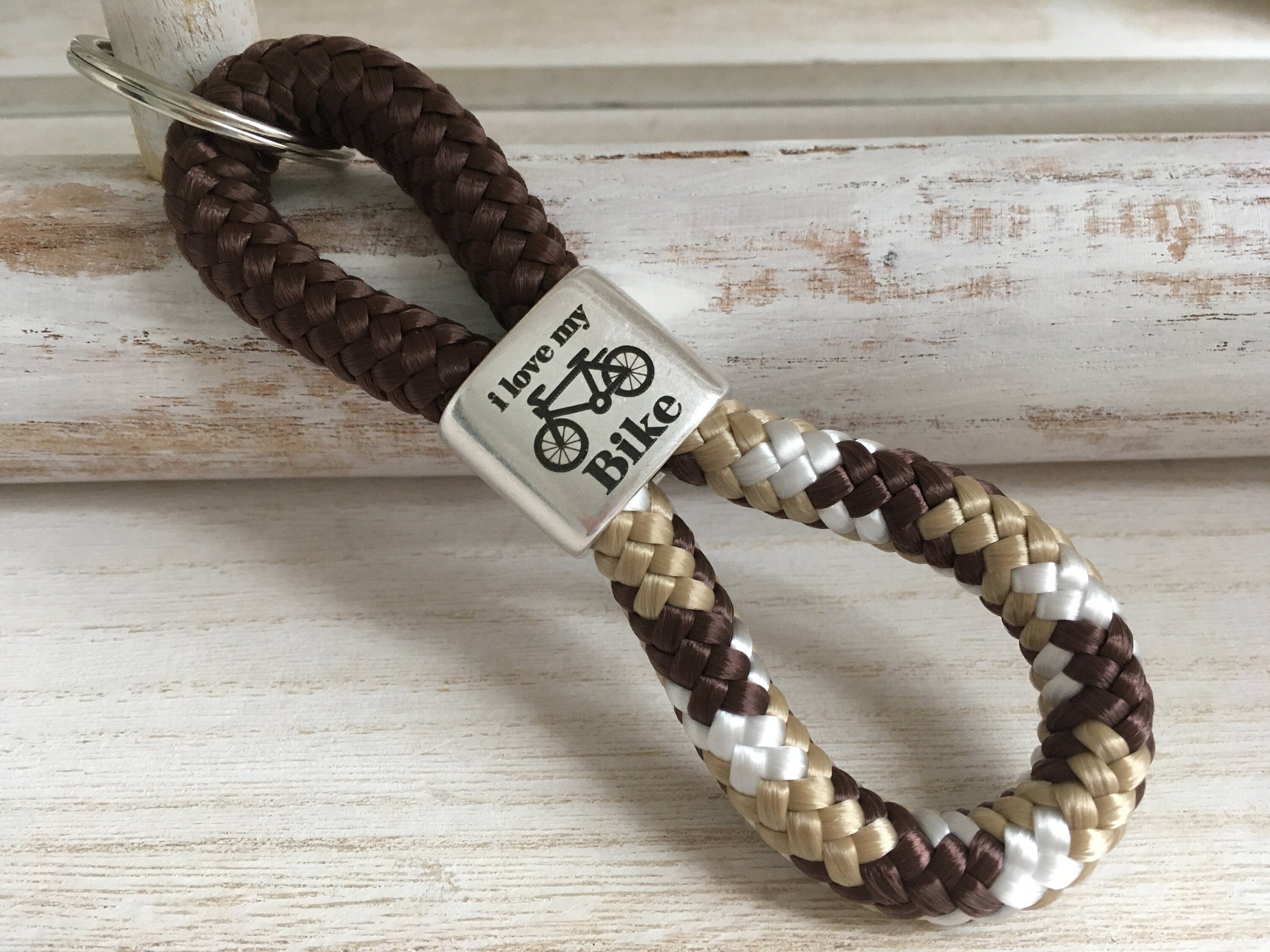 Schlüsselanhänger aus Segelseil mit versilbertem Zwischenstück mit Gravur "i love my bike", braun/ braun-beige-weiß